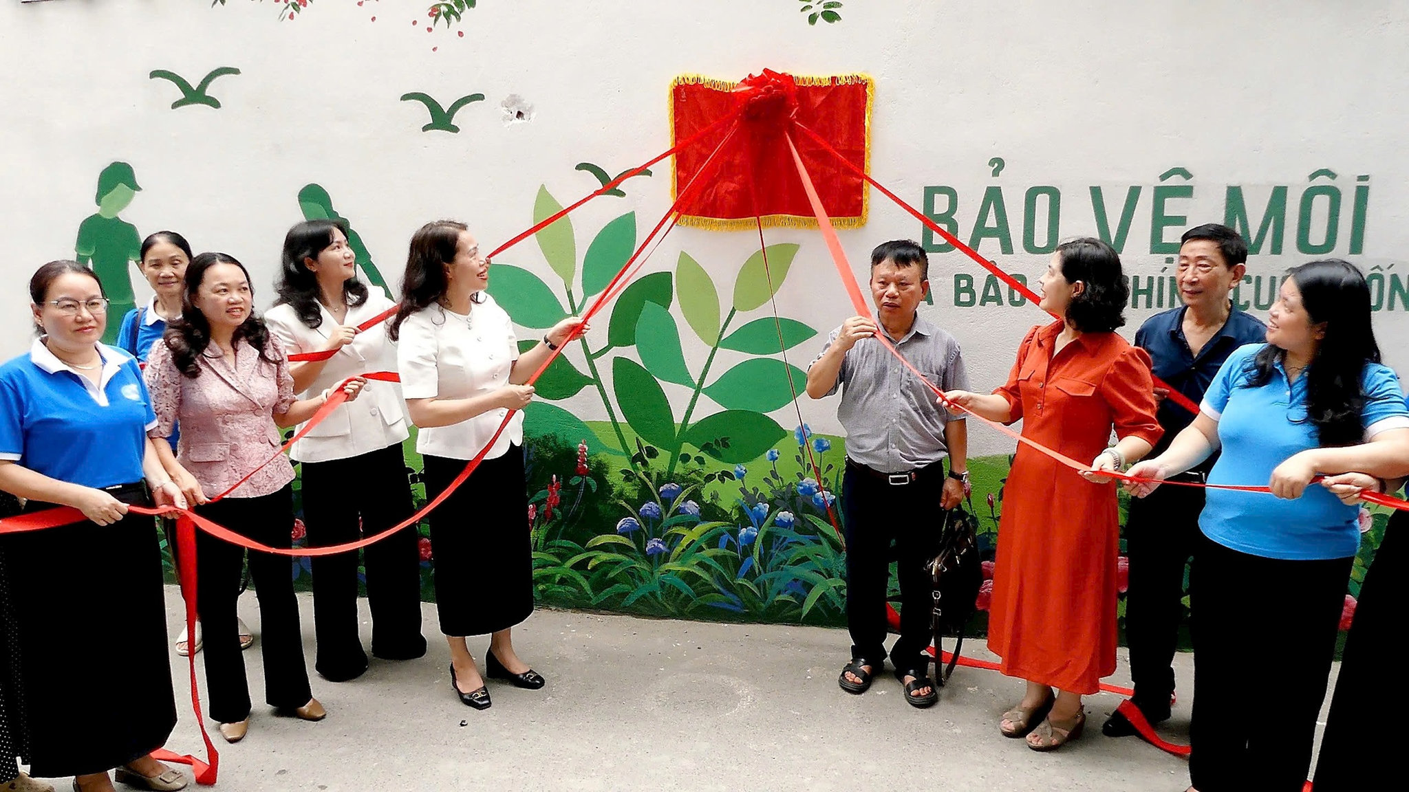 Lãnh đaọ phường Cầu Giấy tham gia cắt băng khánh thành công trình. Ảnh: Công Sơn