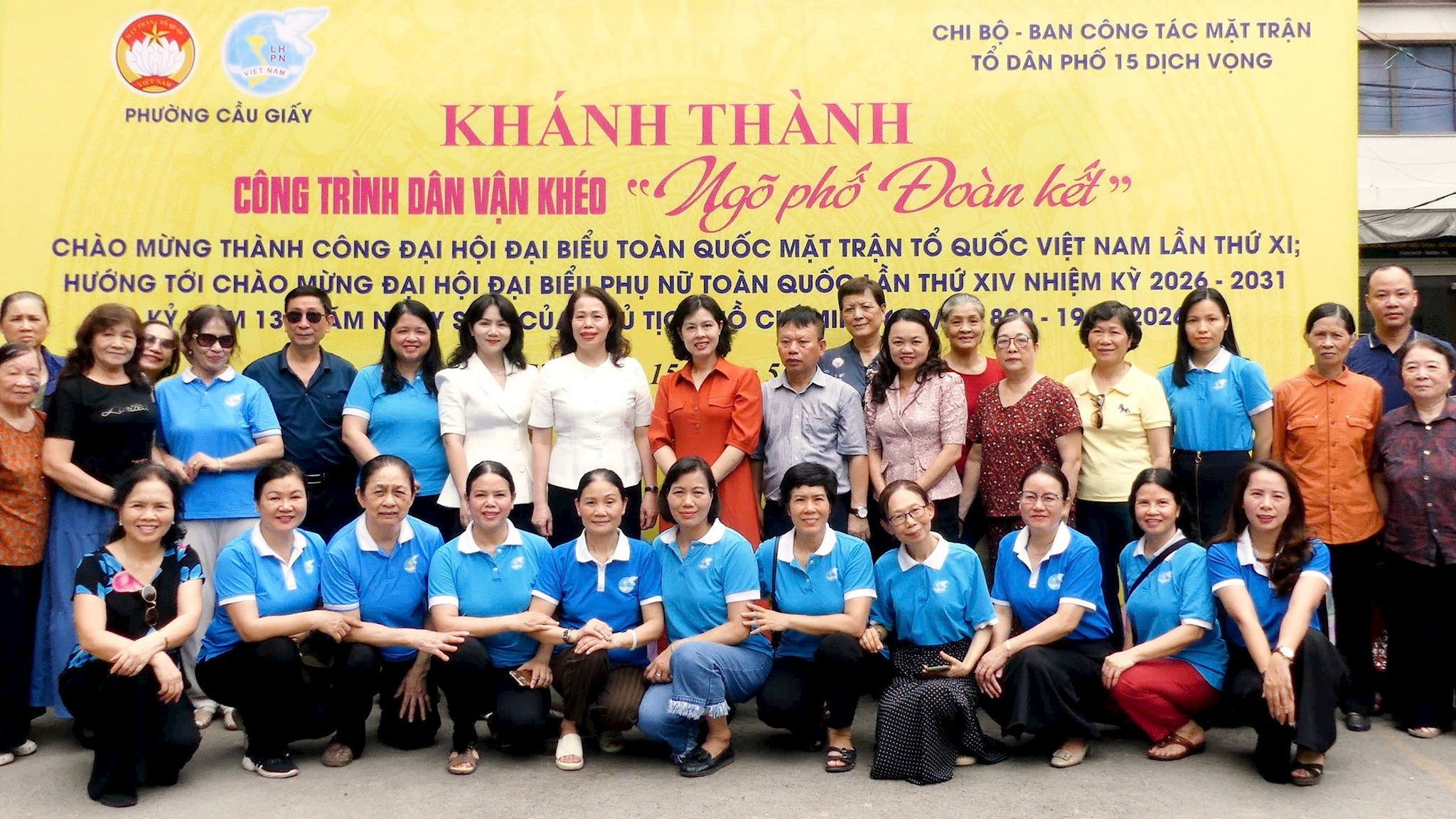 Lãnh đaọ phường Cầu Giấy chụp ảnh lưu niệm với đơn vị thực hiện dự án: Ảnh: Công Sơn