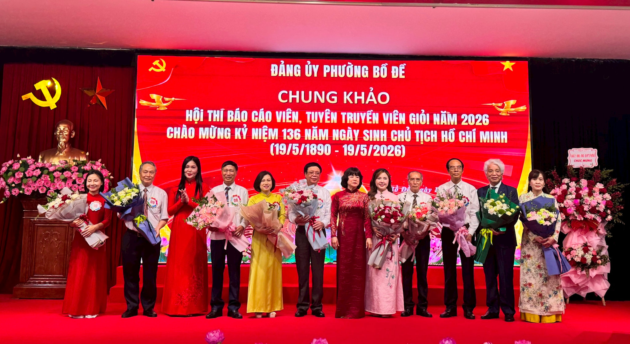 15-btc-tang-hoa-cac-thi-sinh-vao-chung-khao.jpg