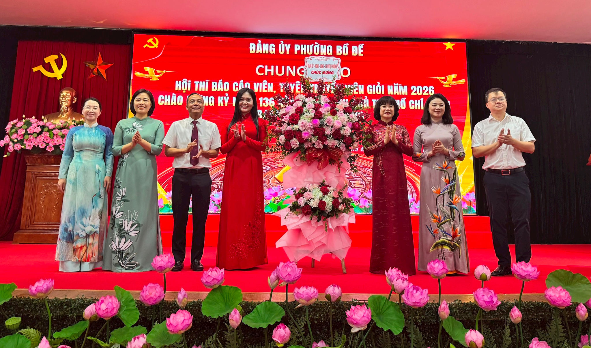 15-dang-uy-phuong-tang-hoa-hoi-thi2.jpg