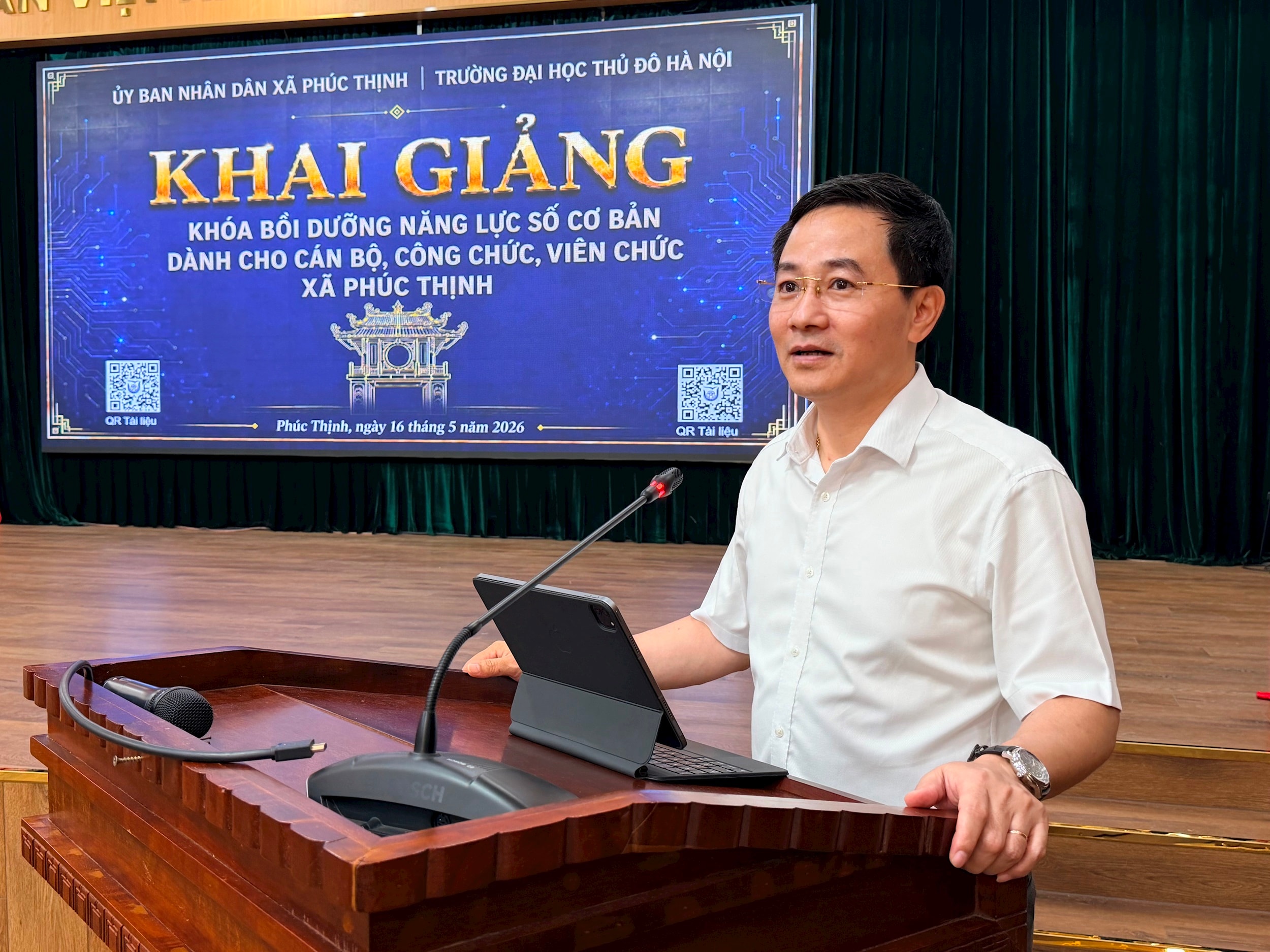 Đồng chí Trần Anh Tuấn, Bí thư Đảng uỷ, Phó Hiệu trưởng Trường Đại học Thủ đô Hà Nội phát biểu tại lớp học. Ảnh: Thanh Hà