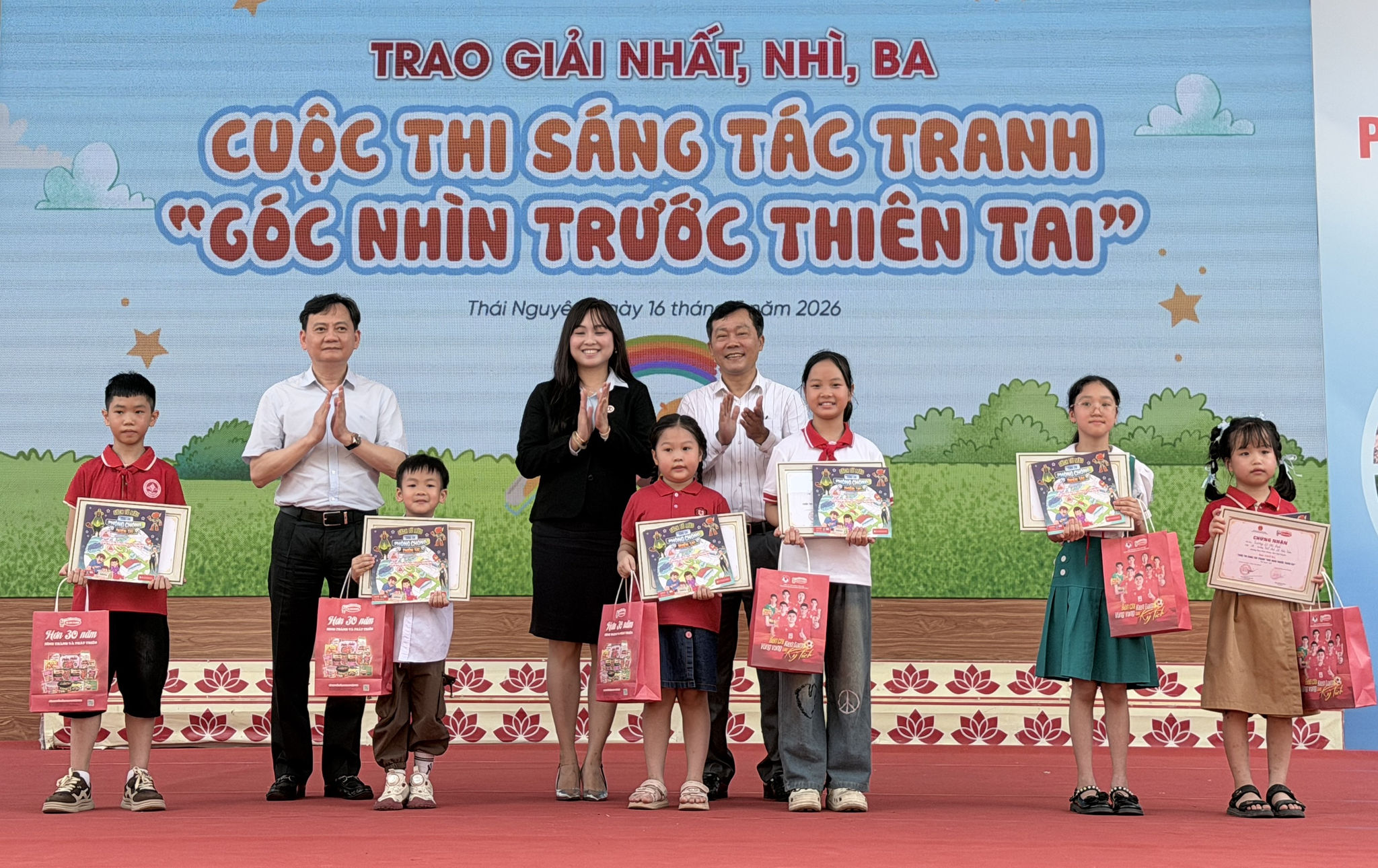trao-giai-2.jpg