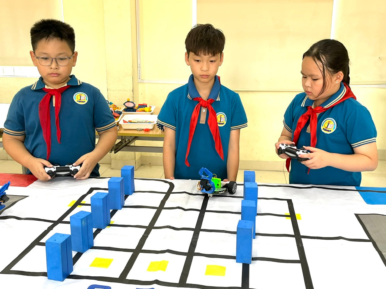Em Đoàn Minh Tú ( Người đứng giữa ) cùng đội tuyển trong giờ luyện tập tại trường. Ảnh: Kim Xuyến
