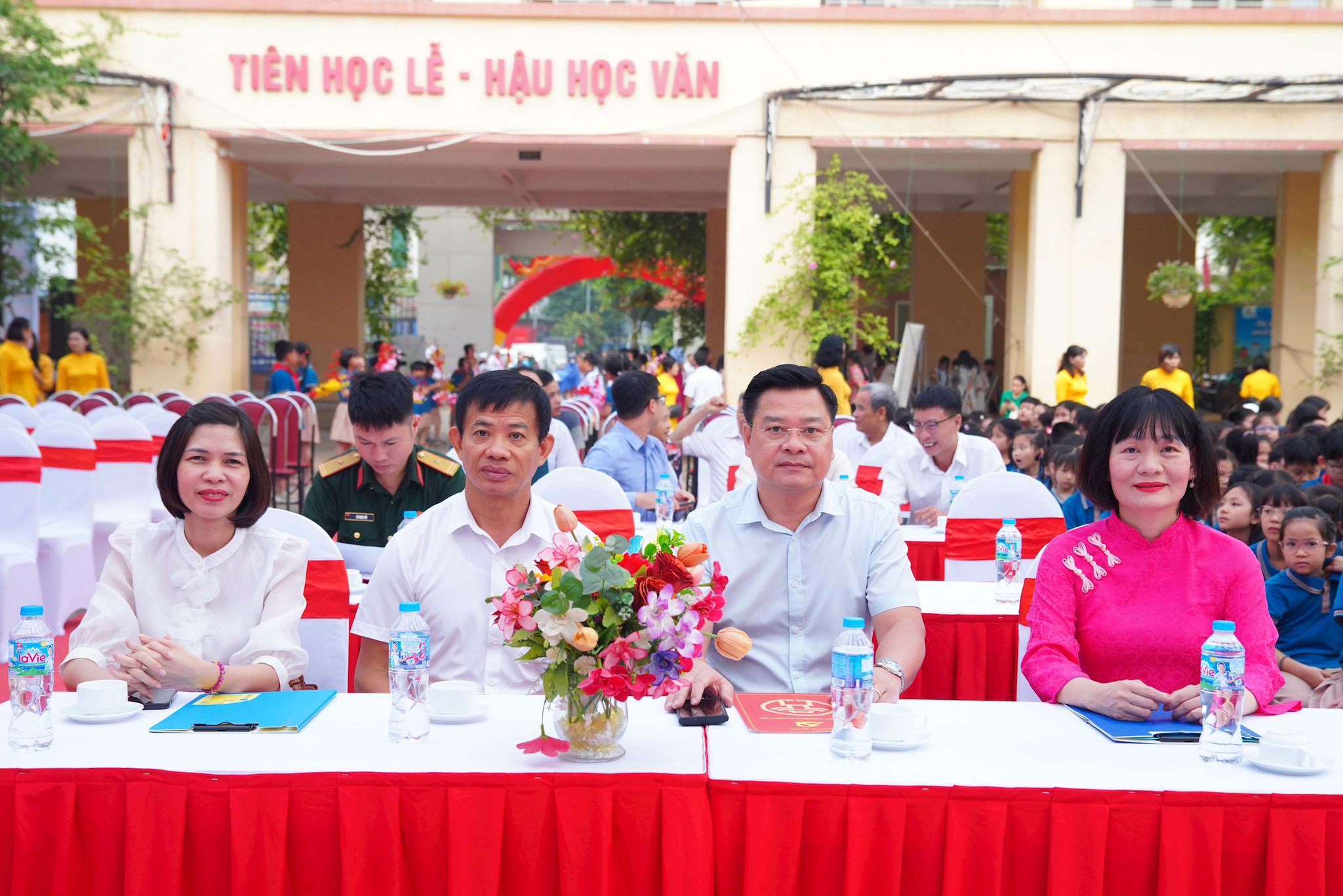 Phó chủ tịch UBND phường Thanh Liệt - Nguyễn Anh Tuấn (Người thứ 2 từ bên phải sang) dự hoạt động ngoại khóa tại trường Tiểu học Thanh Xuân Nam. Ảnh: Kim Xuyến