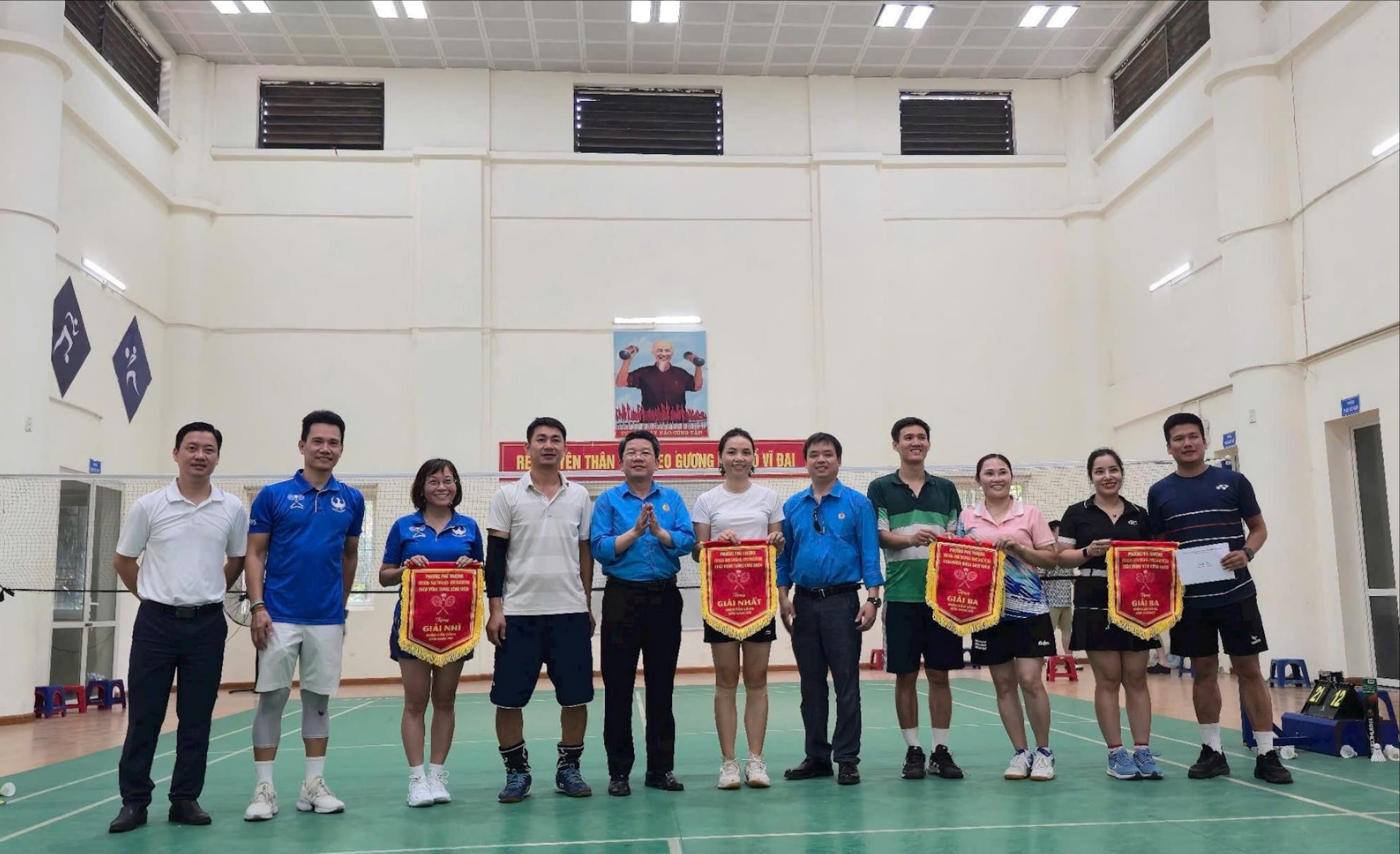 Đại diện Công đoàn phường Phú Thượng và Trung tâm Văn hoá, Thông tin và Thể thao phường đã trao giải cho các vận động viên đạt thành tích cao ở môn cầu lông. Ảnh: PV