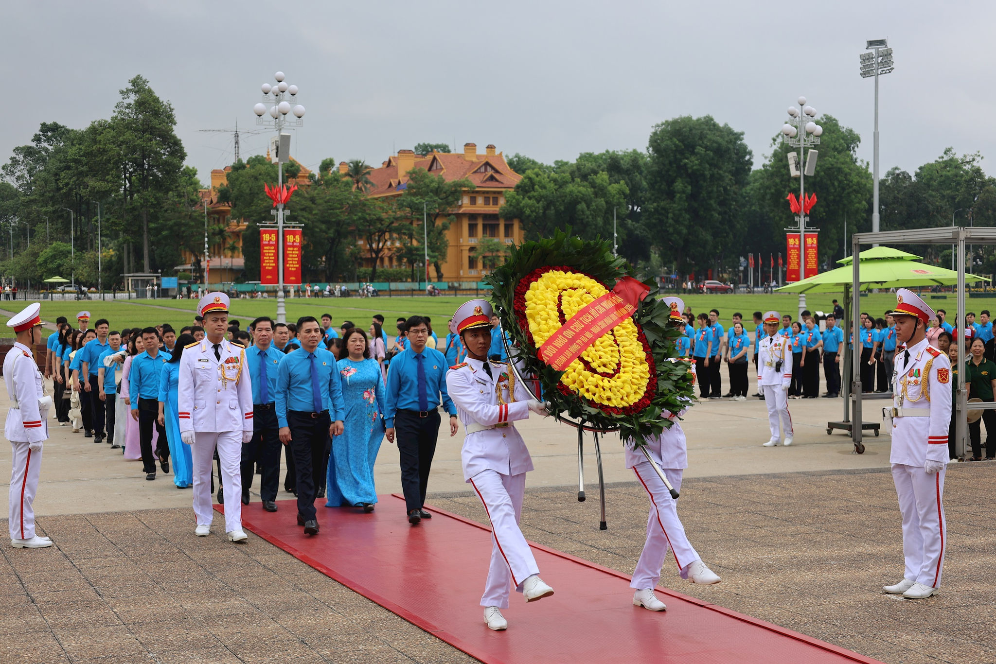 Trước khi diễn ra sự kiện, các đại biểu vào lăng viếng Bác. Ảnh: Ngọc Ánh.