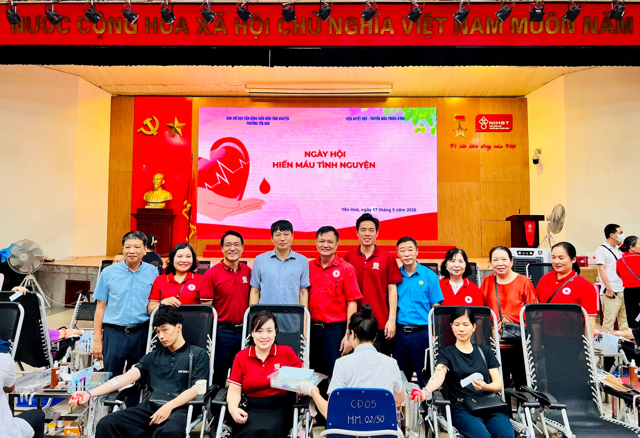 Ngày hội hiến máu tình nguyện phường Yên Hòa thu hút đông đảo người dân tham gia với thông điệp “Một giọt máu cho đi, một cuộc đời ở lại”. Ảnh: PV