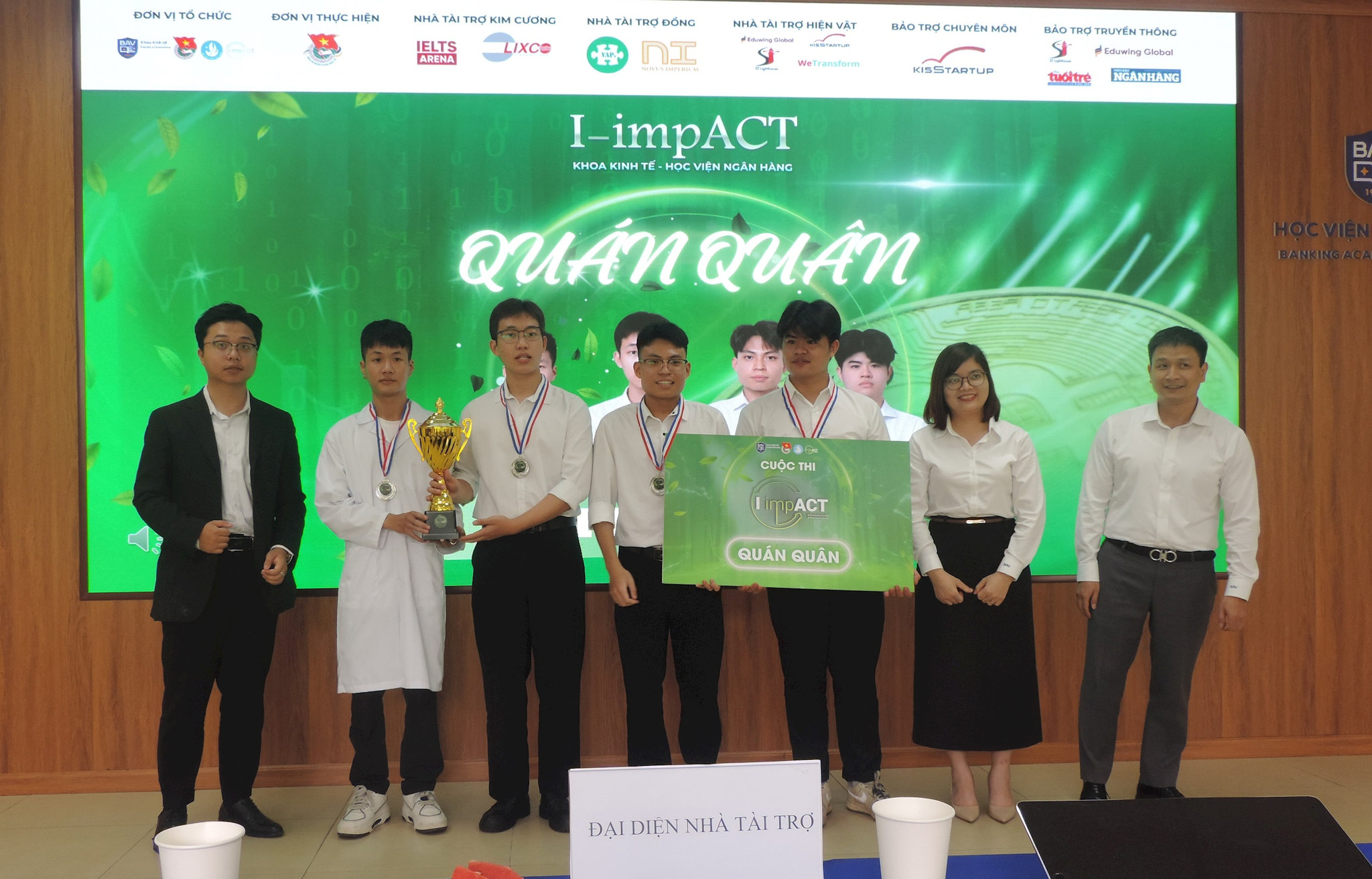 Ban tổ chức trao giải Nhất cho đội Green Nano. Ảnh: VT