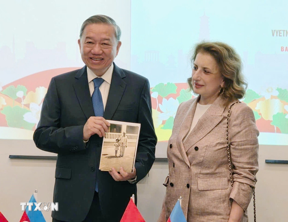 with-general-secretary-to-lam.jpg