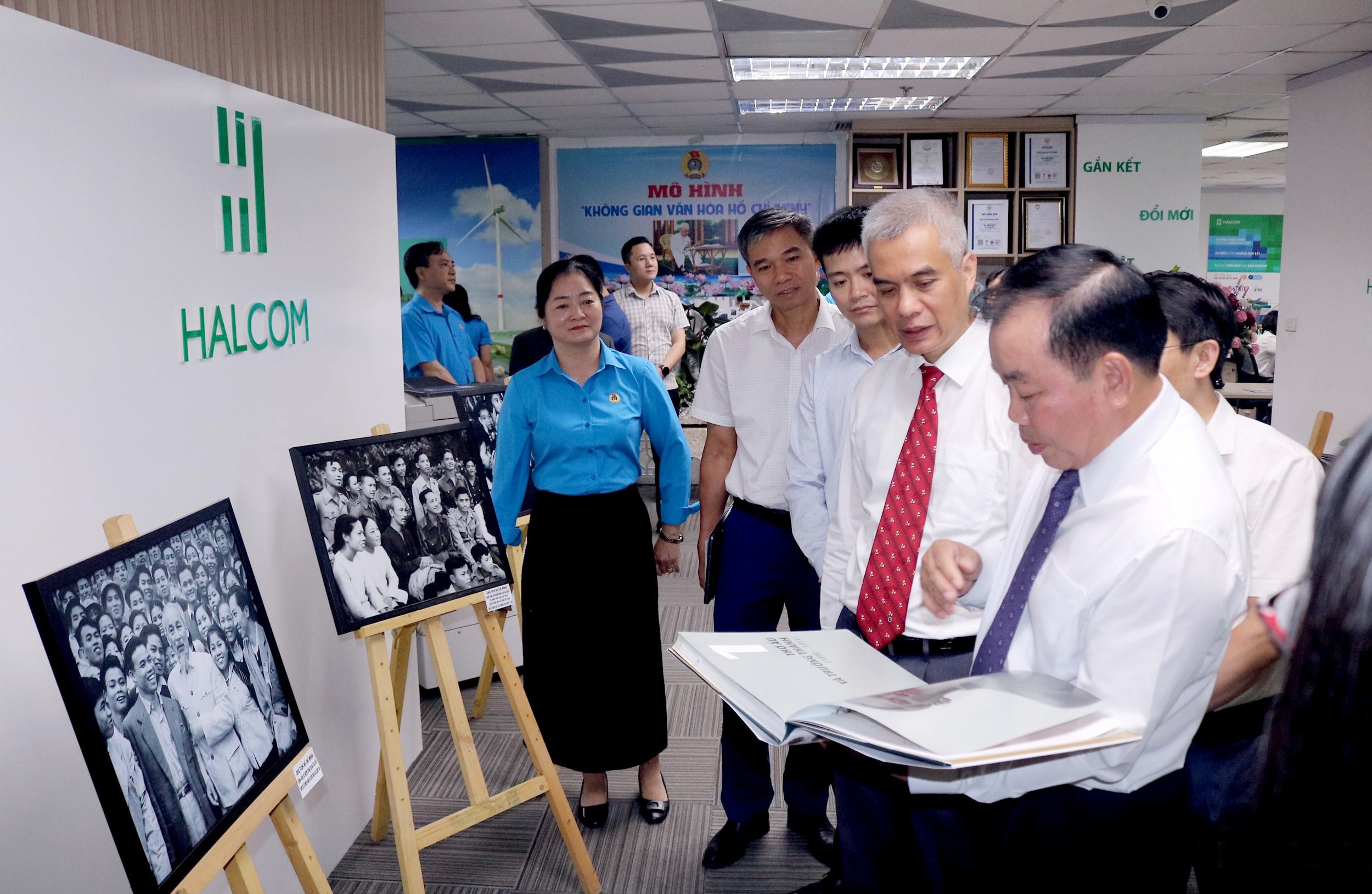 cac-dai-bieu-tham-quan-khong-gian-van-hoa-ho-chi-minh-tai-phuong-nghia-do.-anh-moc-thanh.jpg