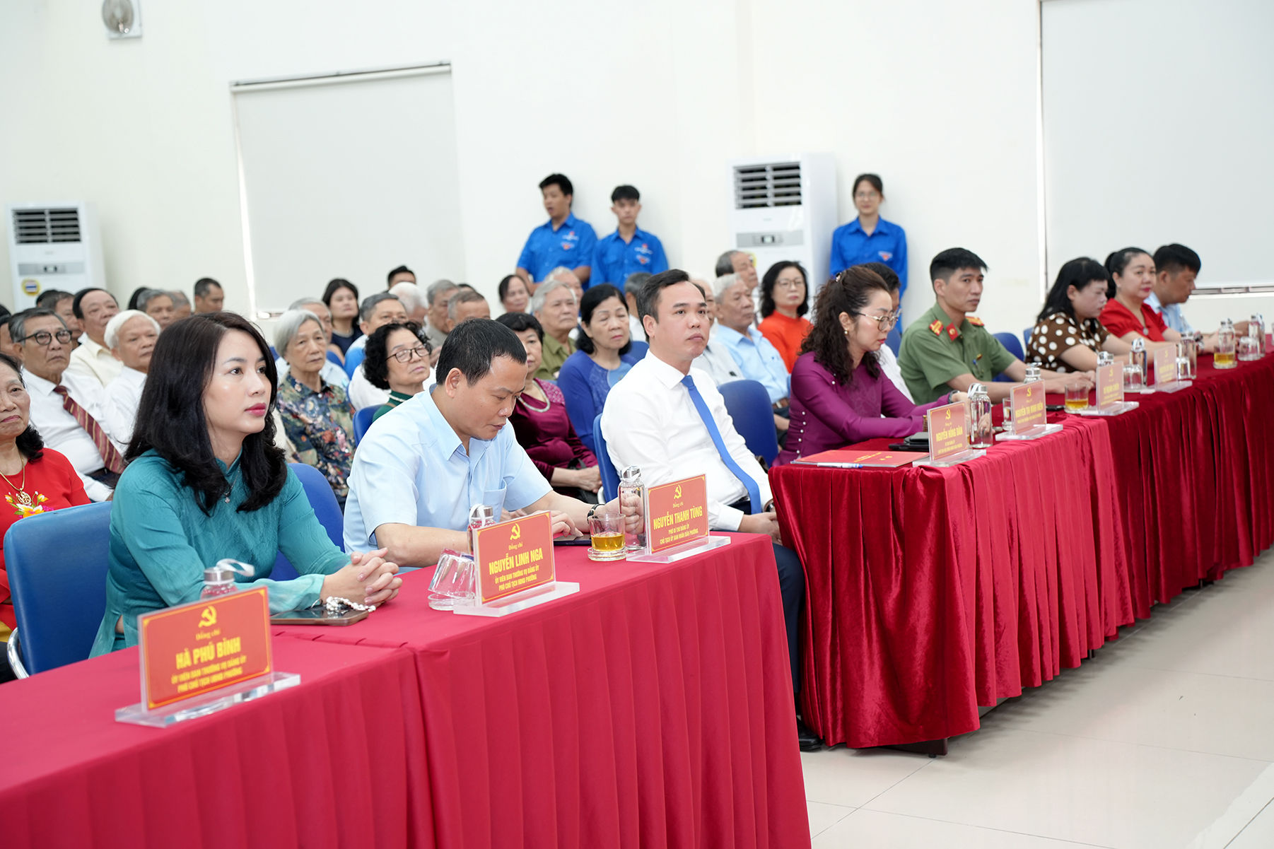 trao-huy-hieu-dang-lang-2-.jpg