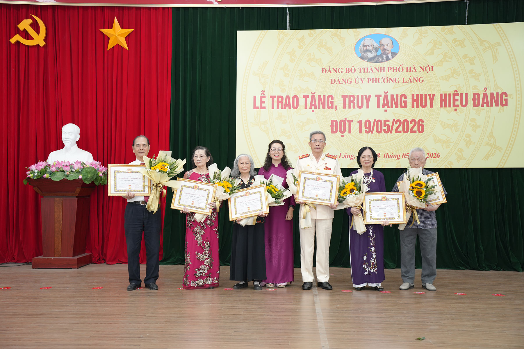 trao-huy-hieu-dang-lang-4-.jpg