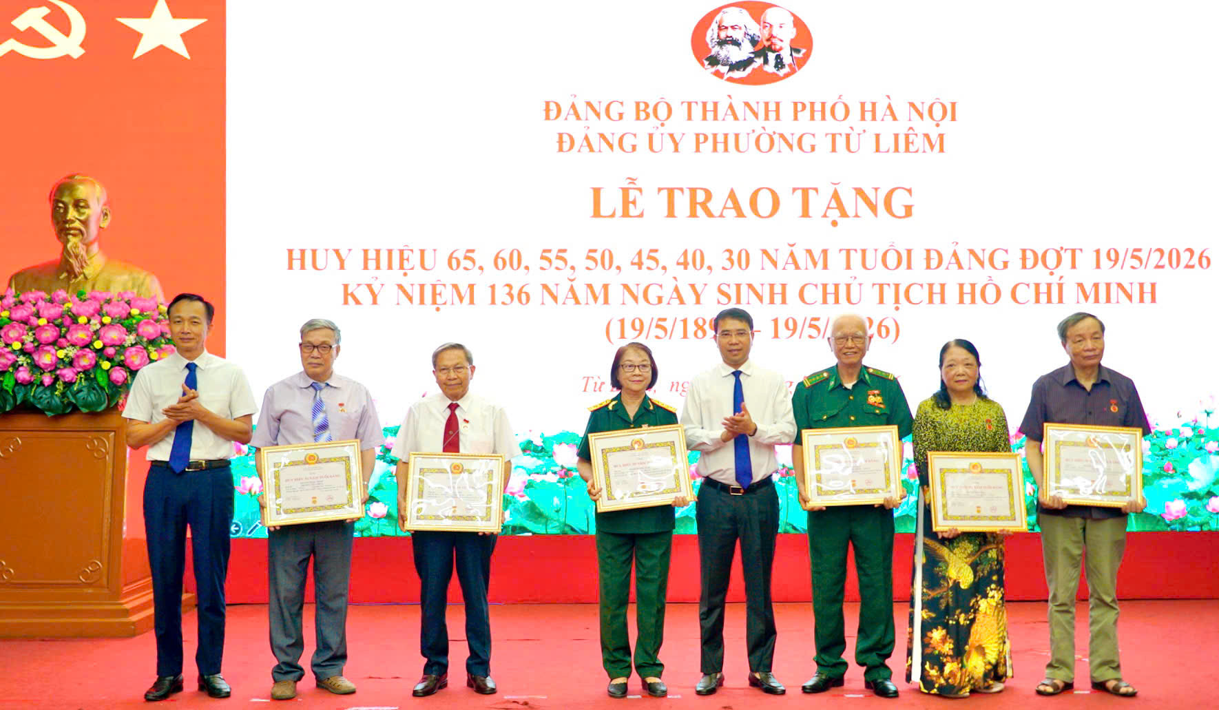 Lãnh đạo phường Từ Liêm trao Huy hiệu Đảng tặng các đảng viên. Ảnh:
