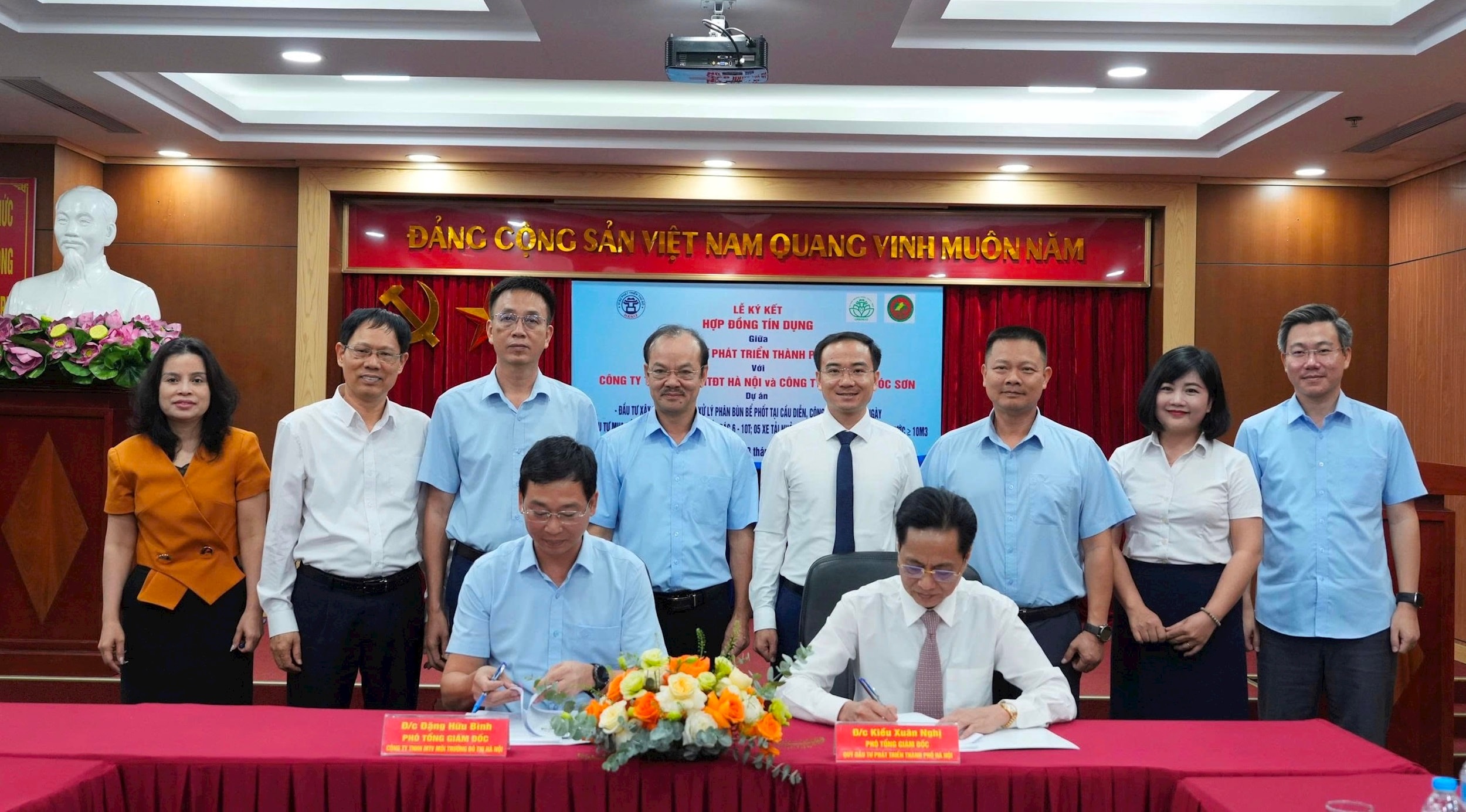 Các đại biểu thực hiện nghi thức ký kết. Ảnh: Vân Nhi