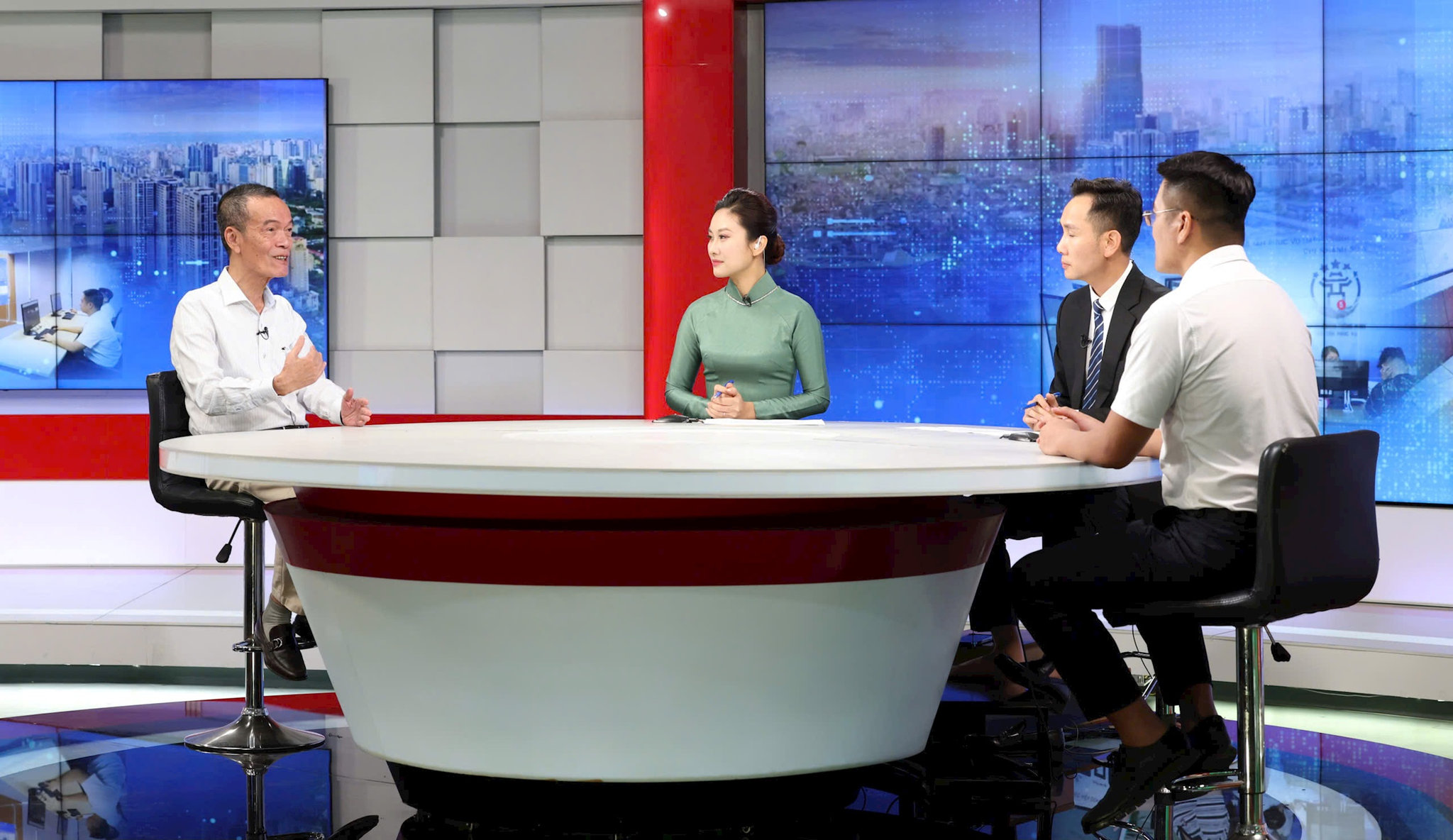 4nguoi-ongquang.jpg