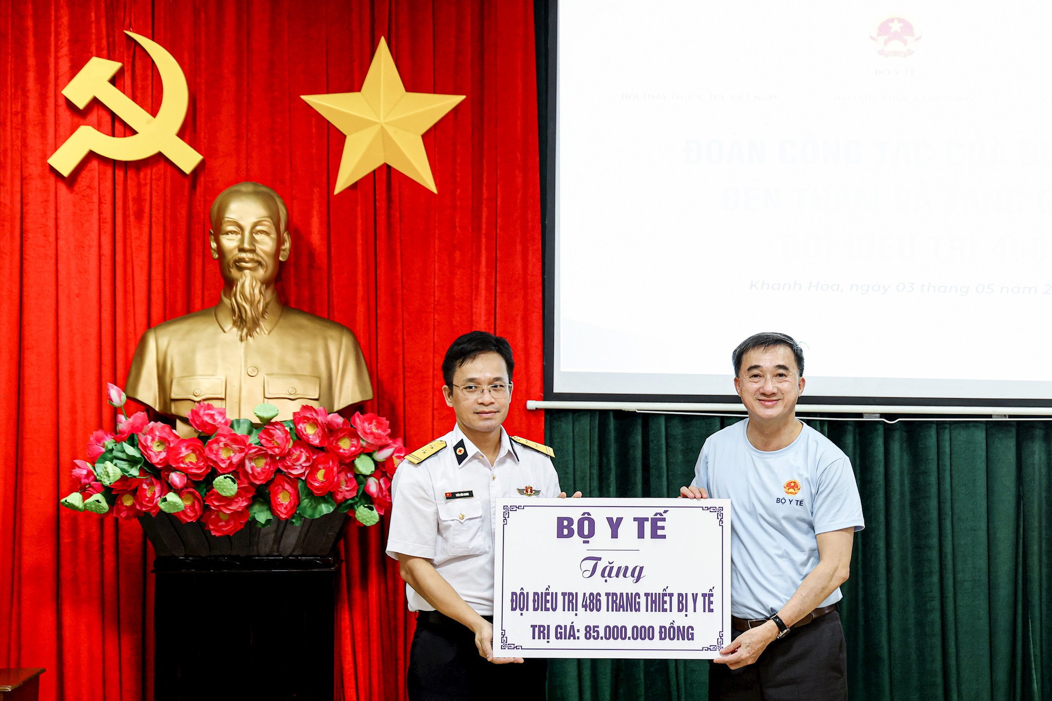 tang-trang-thiet-bi-y-te.jpg