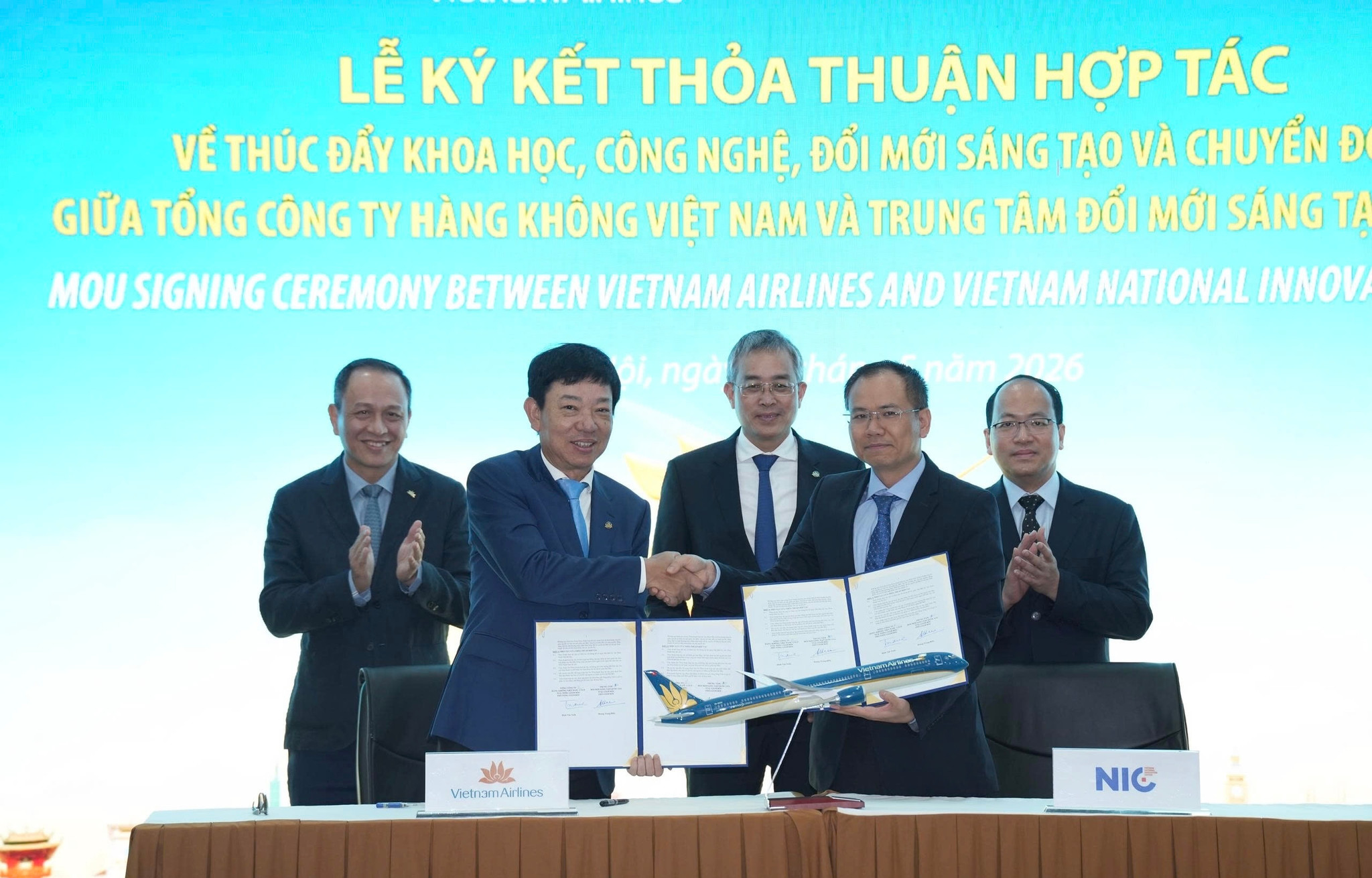 1.-vietnam-airlines-va-trung-tam-doi-moi-sang-tao-quoc-gia-da-ky-ket-thoa-thuan-hop-tac-ve-thuc-day-khoa-hoc-cong-nghe-doi-moi-sang-tao-va-chuyen-doi-so.jpeg