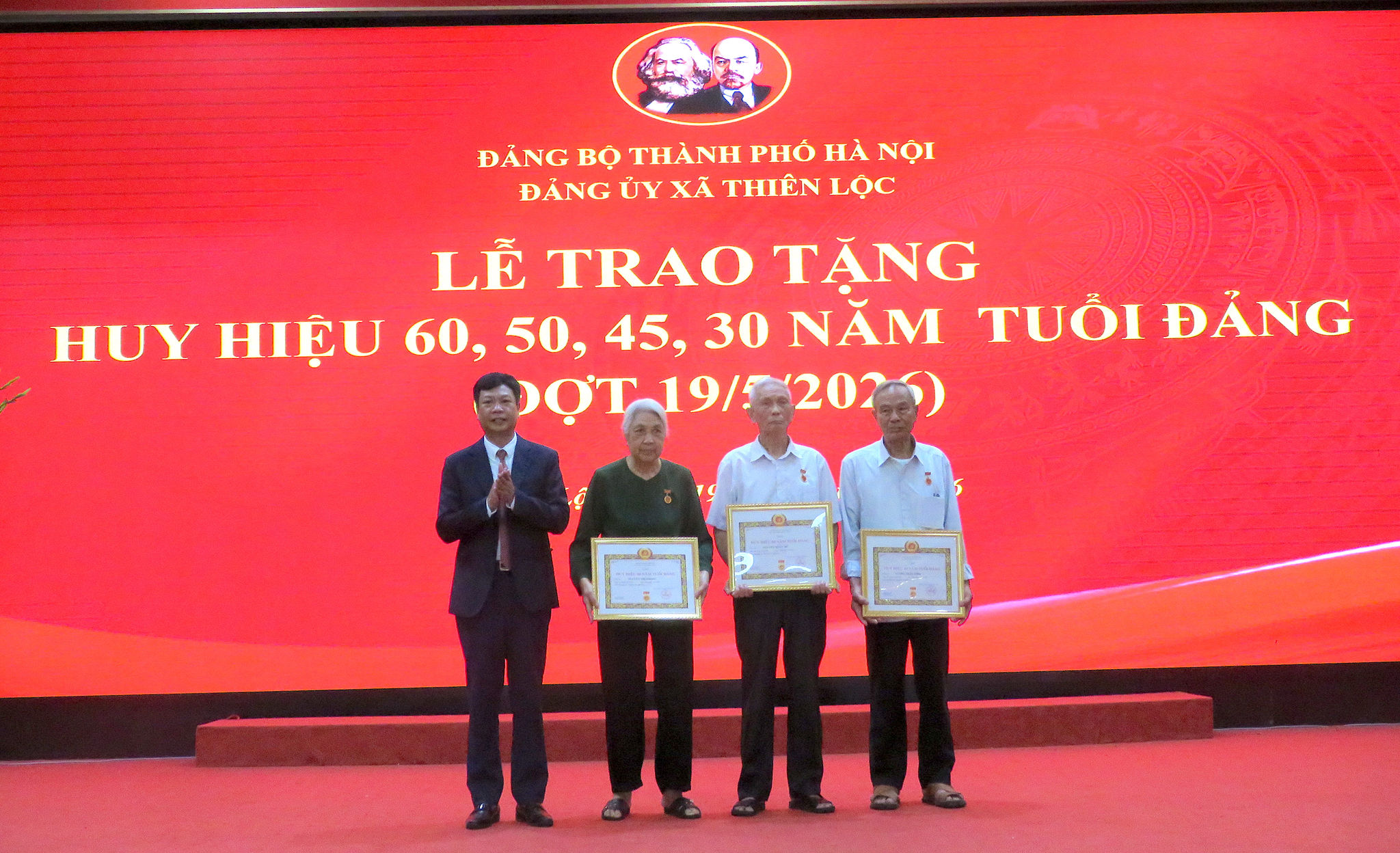 Phó Bí thư Thường trực Đảng ủy xã Thiên Lộc Phùng Khải Lợi trao Huy hiệu 60 năm tuổi Đảng tặng các đảng viên. Ảnh: Tú Linh