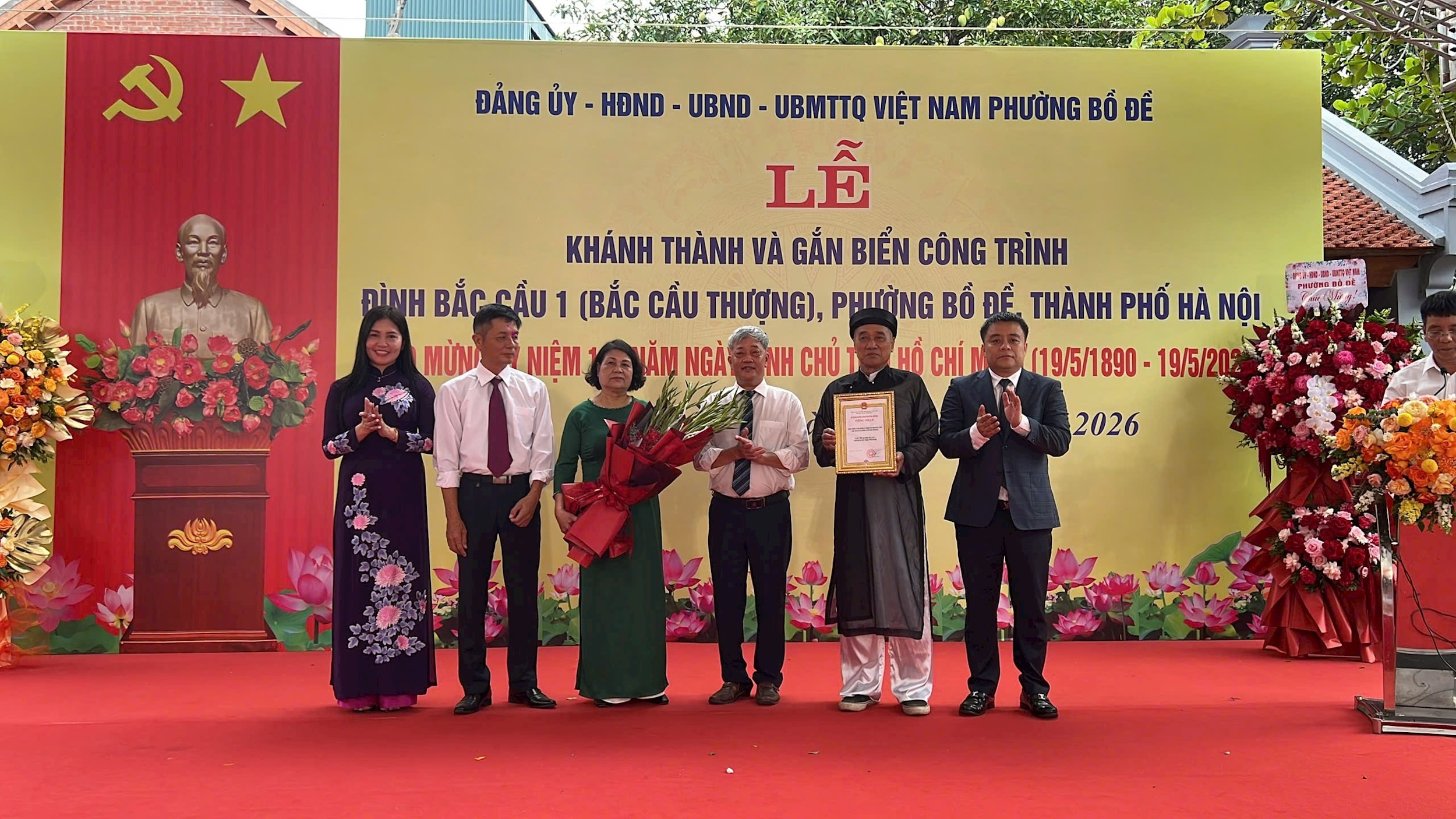 19-trao-bang-chung-nhan-dinh-bac-cau.jpg