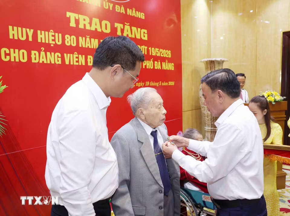 Thường trực Ban Bí thư Trần Cẩm Tú trao Huy hiệu 80 năm tuổi Đảng cho đồng chí Trần Thanh Dân, phường Hải Châu, thành phố Đà Nẵng. (Ảnh: Phương Hoa/TTXVN)