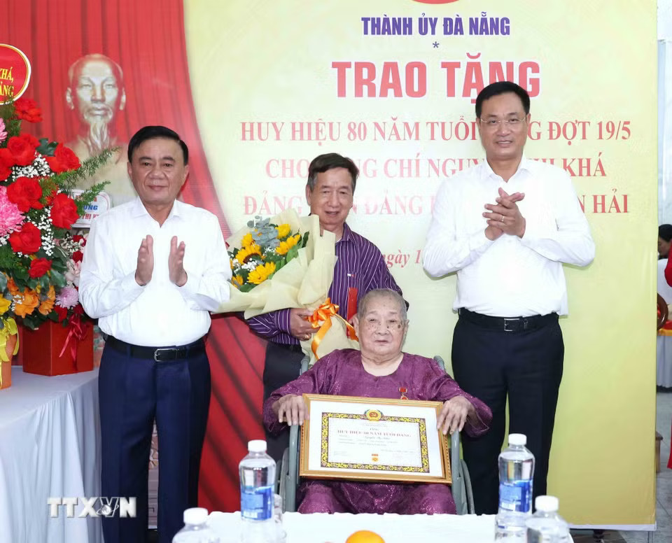 Thường trực Ban Bí thư Trần Cẩm Tú trao Huy hiệu 80 năm tuổi Đảng cho đồng chí Nguyễn Thị Khả, phường An Hải, thành phố Đà Nẵng. (Ảnh: Phương Hoa/TTXVN)