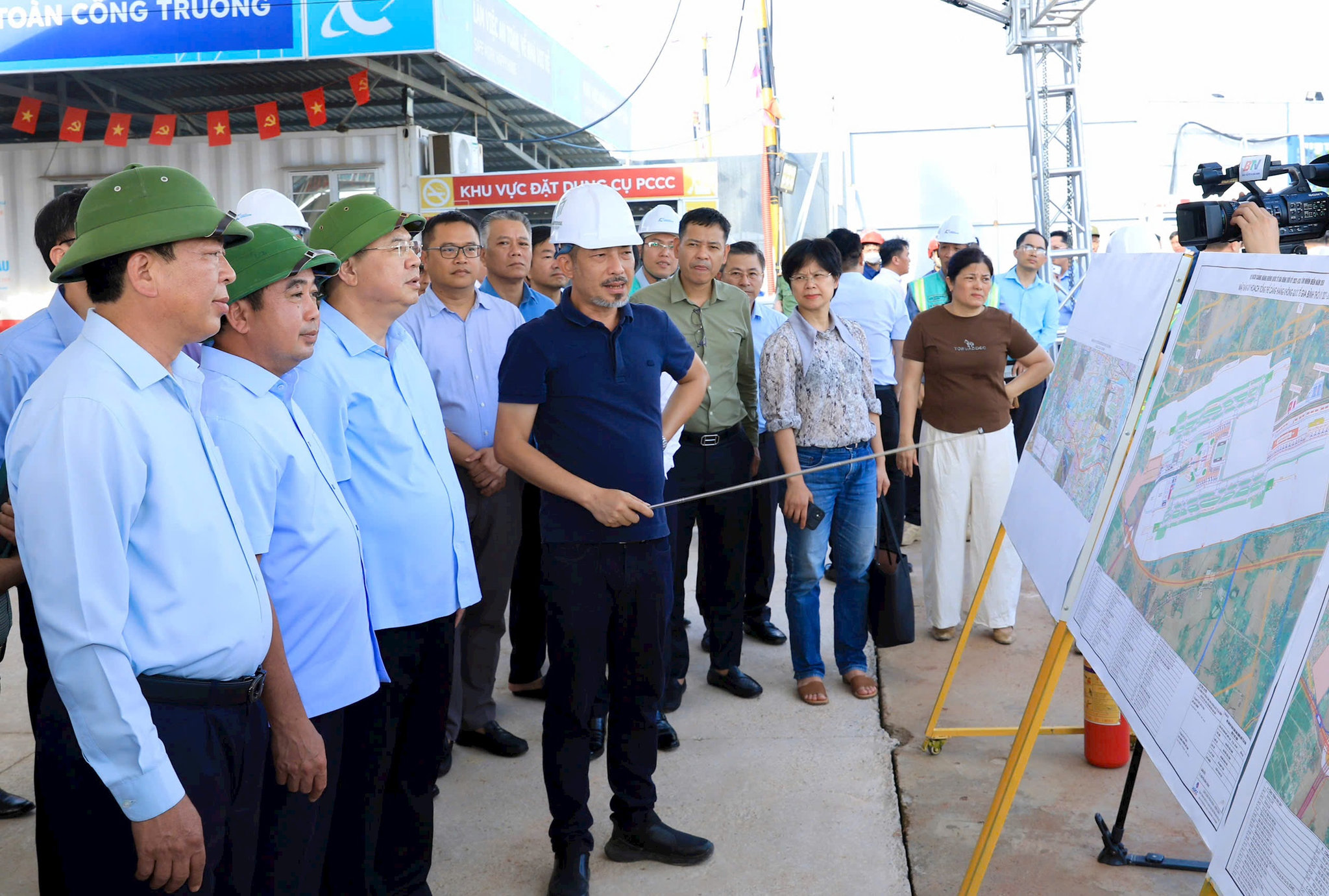 Phó Thủ tướng Thường trực Chính phủ Phạm Gia Túc và Bí thư Thành ủy Hà Nội Trần Đức Thắng kiểm tra dự án Cảng hàng không Quốc tế Gia Bình (tỉnh Bắc Ninh). Ảnh: Quang Thái