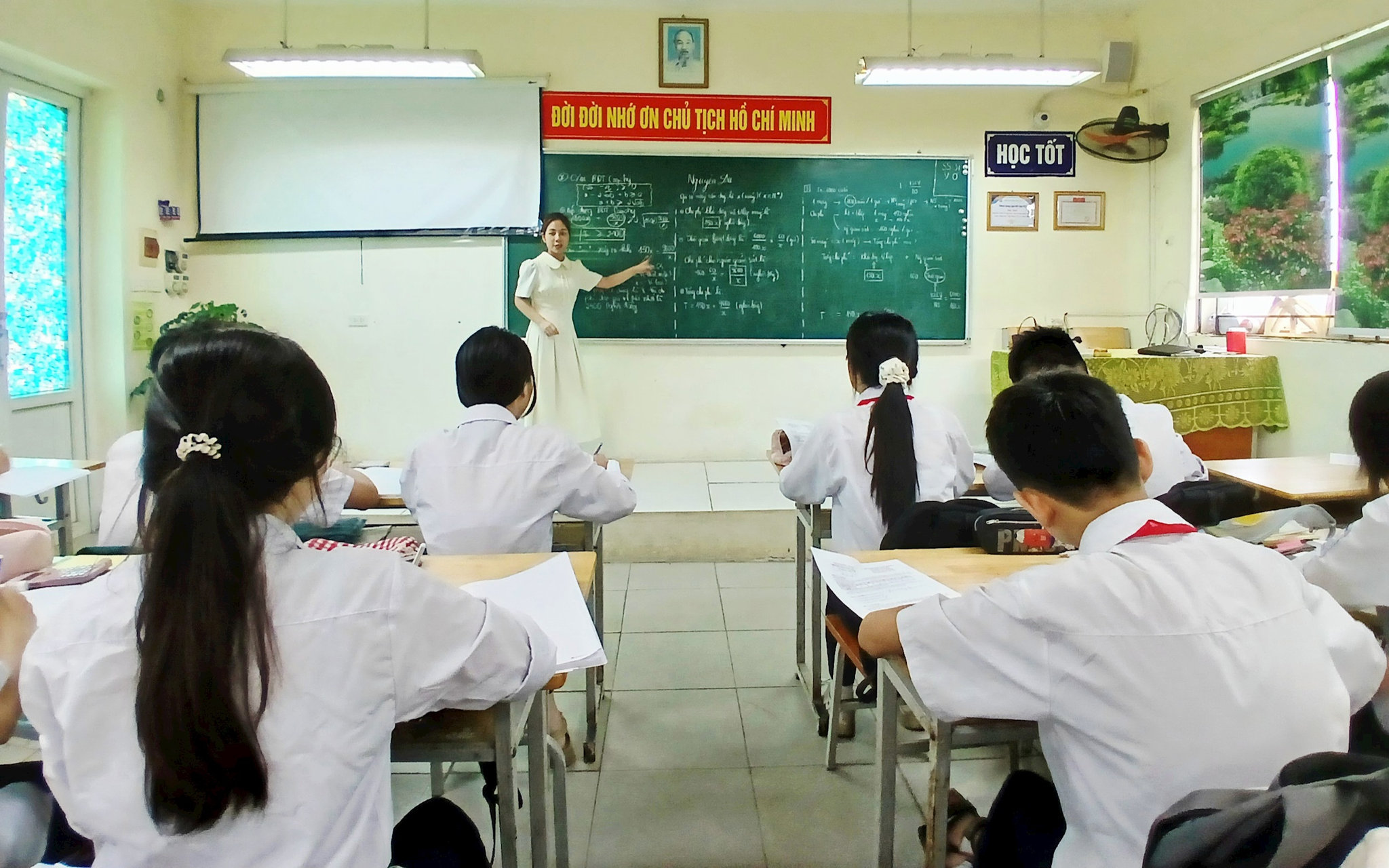 Học sinh lớp 9G, Trường THCS Đại Áng trong giờ ôn luyện môn Toán. Ảnh: Hoàng Quyết