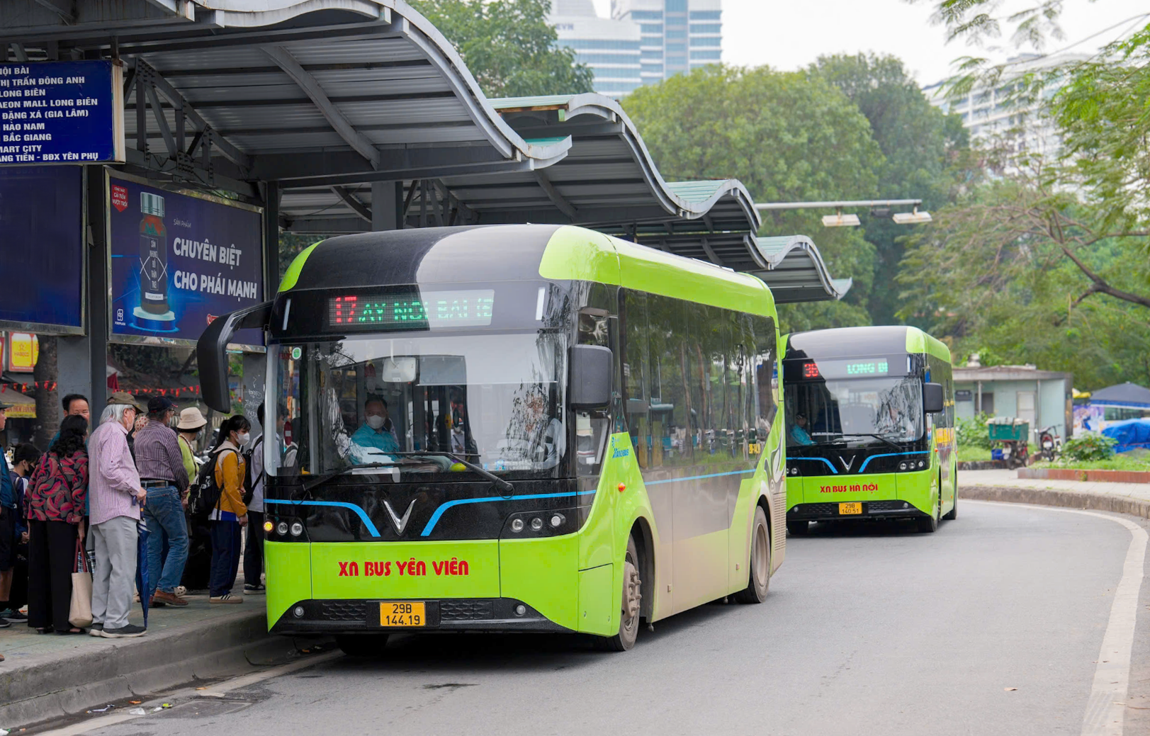 hanh-khach-su-dung-dich-vu-xe-buyt-dien-tai-tram-trung-chuyen-long-bien-phuong-ba-dinh-.-anh-do-tam.png