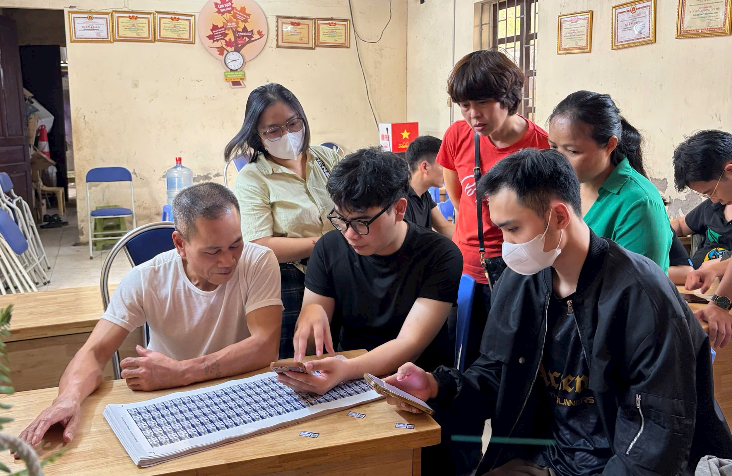 huong-dan-cac-ho-kinh-doanh-tai-cho-dau-moi-minh-khai-phuong-xuan-phuong-ke-khai-thong-tin-va-kich-hoat-ma-truy-xuat-nguon-goc.-anh-nguyen-tung.jpg
