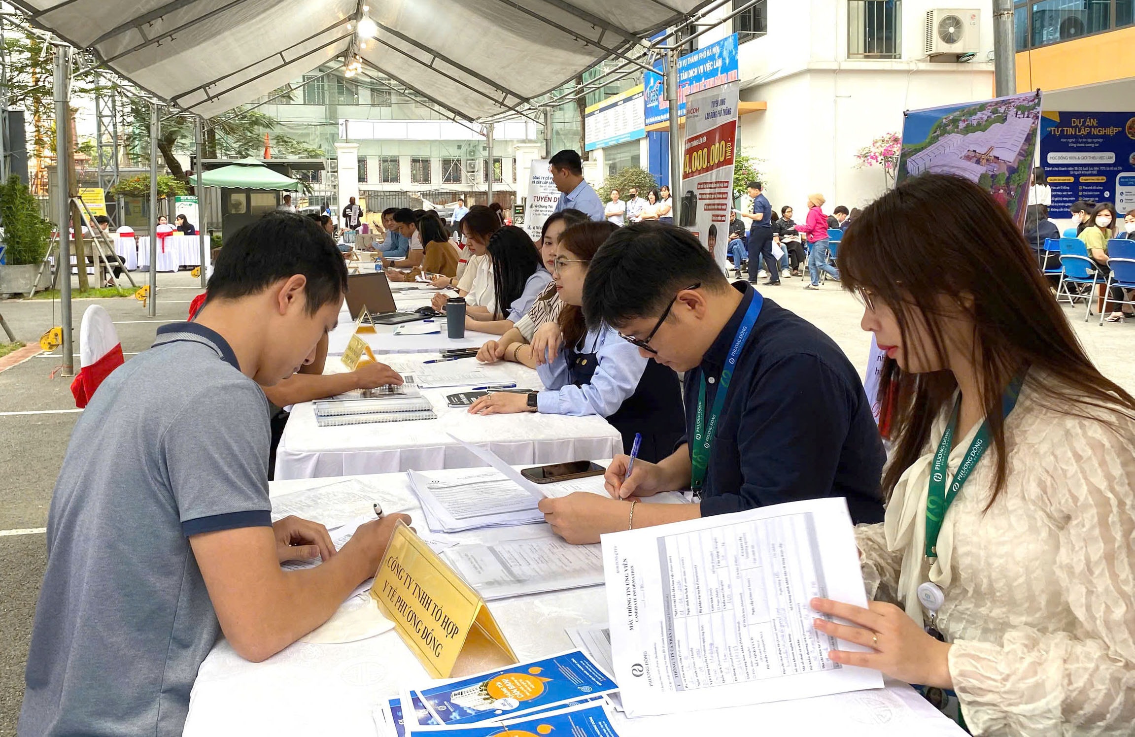 nguoi-lao-dong-tham-gia-ngay-hoi-ket-noi-viec-lam-va-tu-van-huong-nghiep-nam-2026-tai-xa-thien-loc.-anh-hien-phuong.jpg
