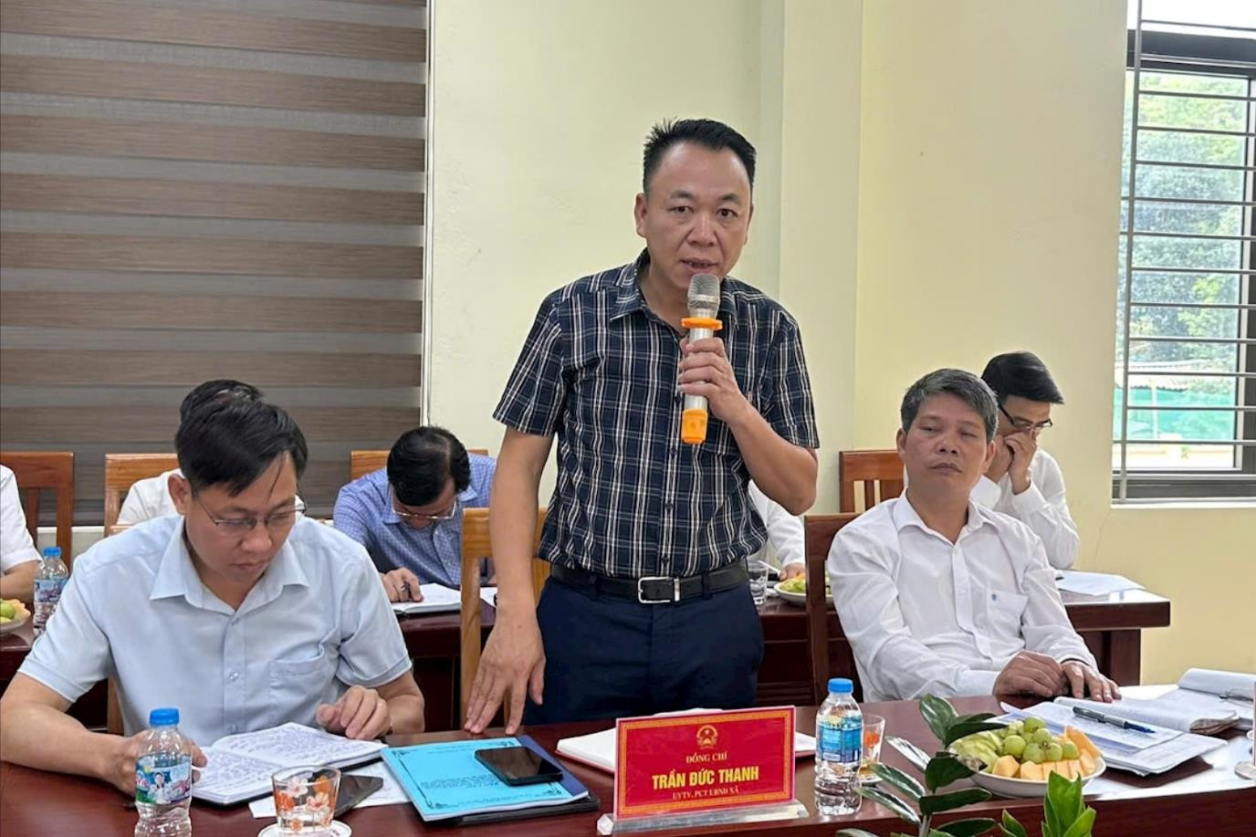 Phó Chủ tịch UBND xã Yên Bình Trần Đức Thanh làm rõ một số thông tin tại buổi làm việc. Ảnh: Vân Hà