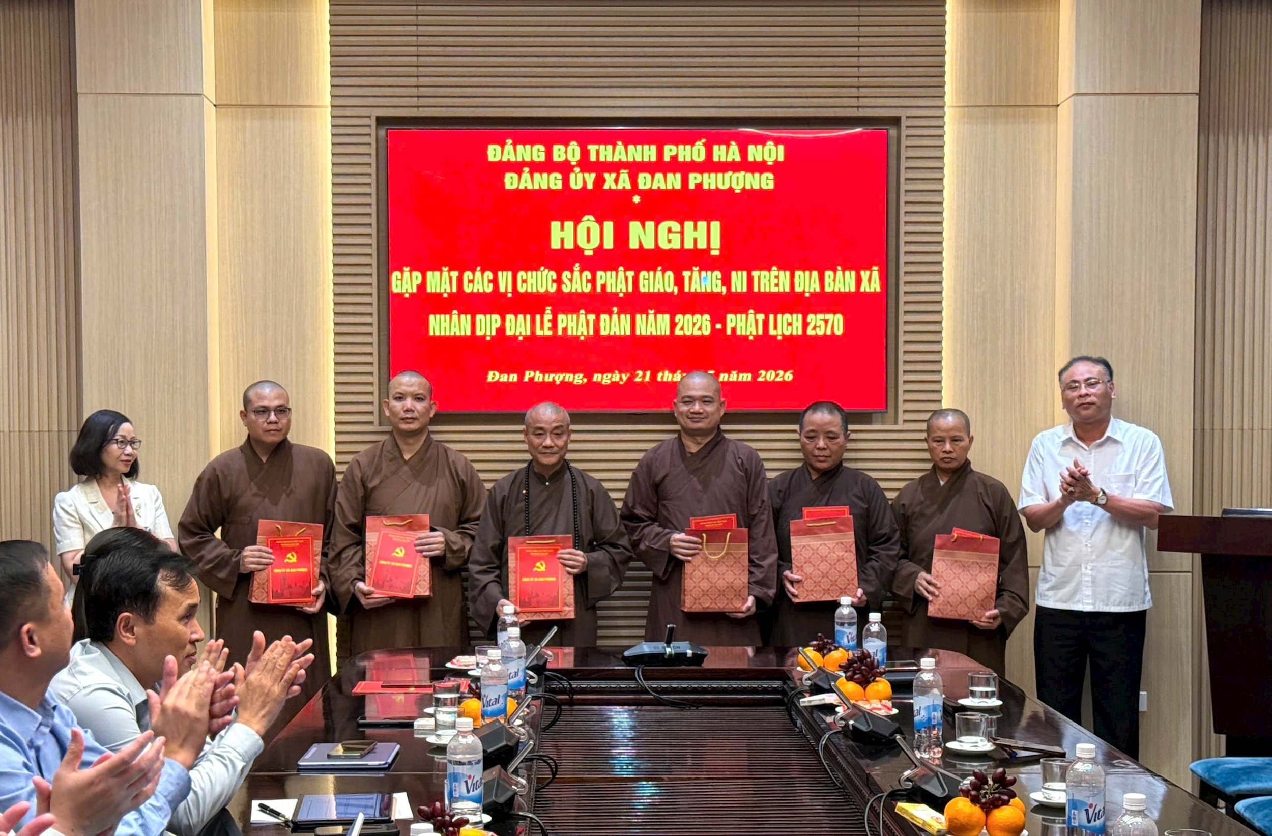 Bí thư Đảng ủy, Chủ tịch HĐND xã Đan Phượng Nguyễn Gia Hiển và Phó Bí thư Thường trực Đảng ủy xã Nguyễn Thị Hiền tặng quà các vị chức sắc Phật giáo. Ảnh: Ngân Nguyên