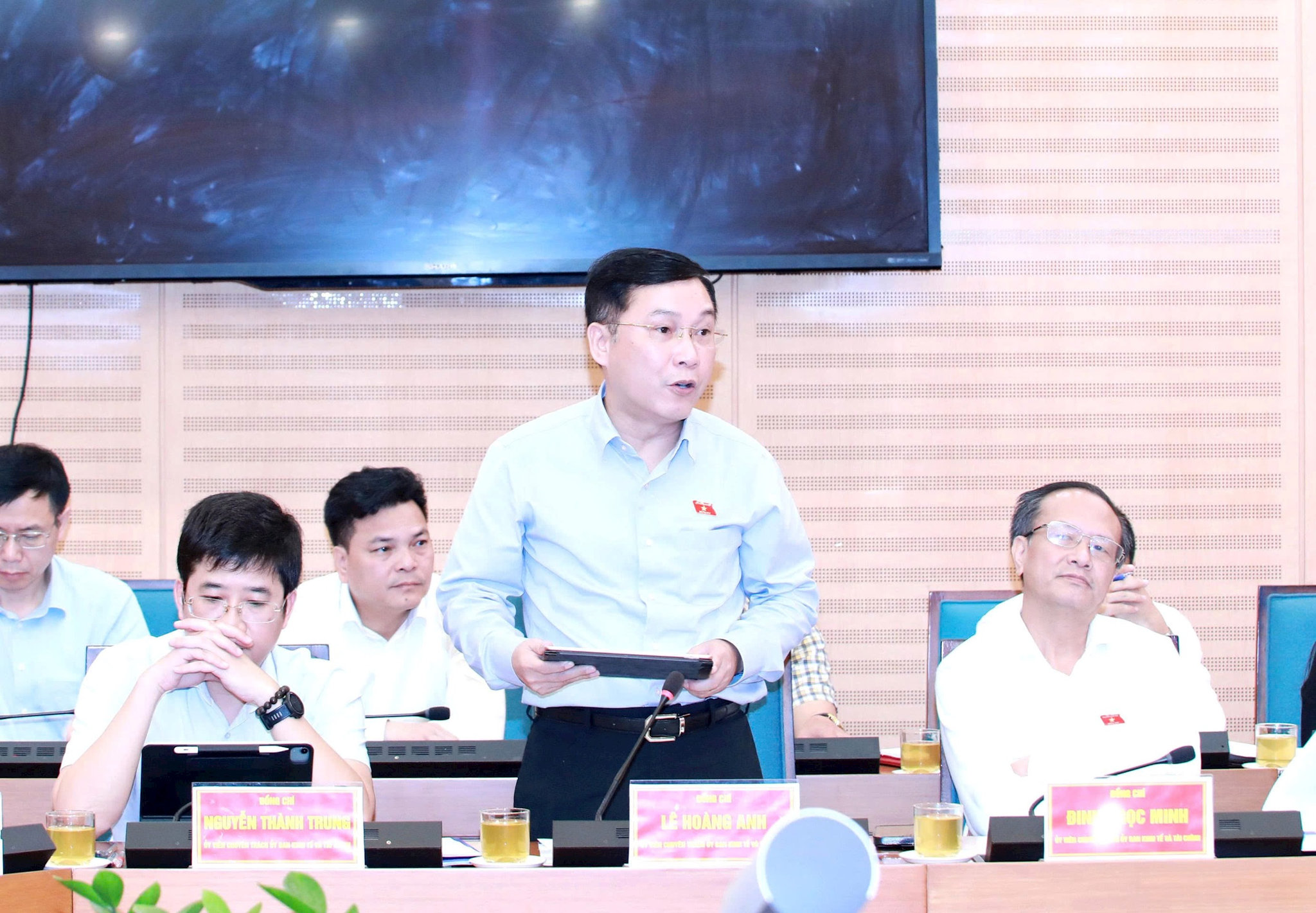 Các thành viên Đoàn công tác Ủy ban Kinh tế và Tài chính của Quốc hội phát biểu. Ảnh: Đình Hiệp