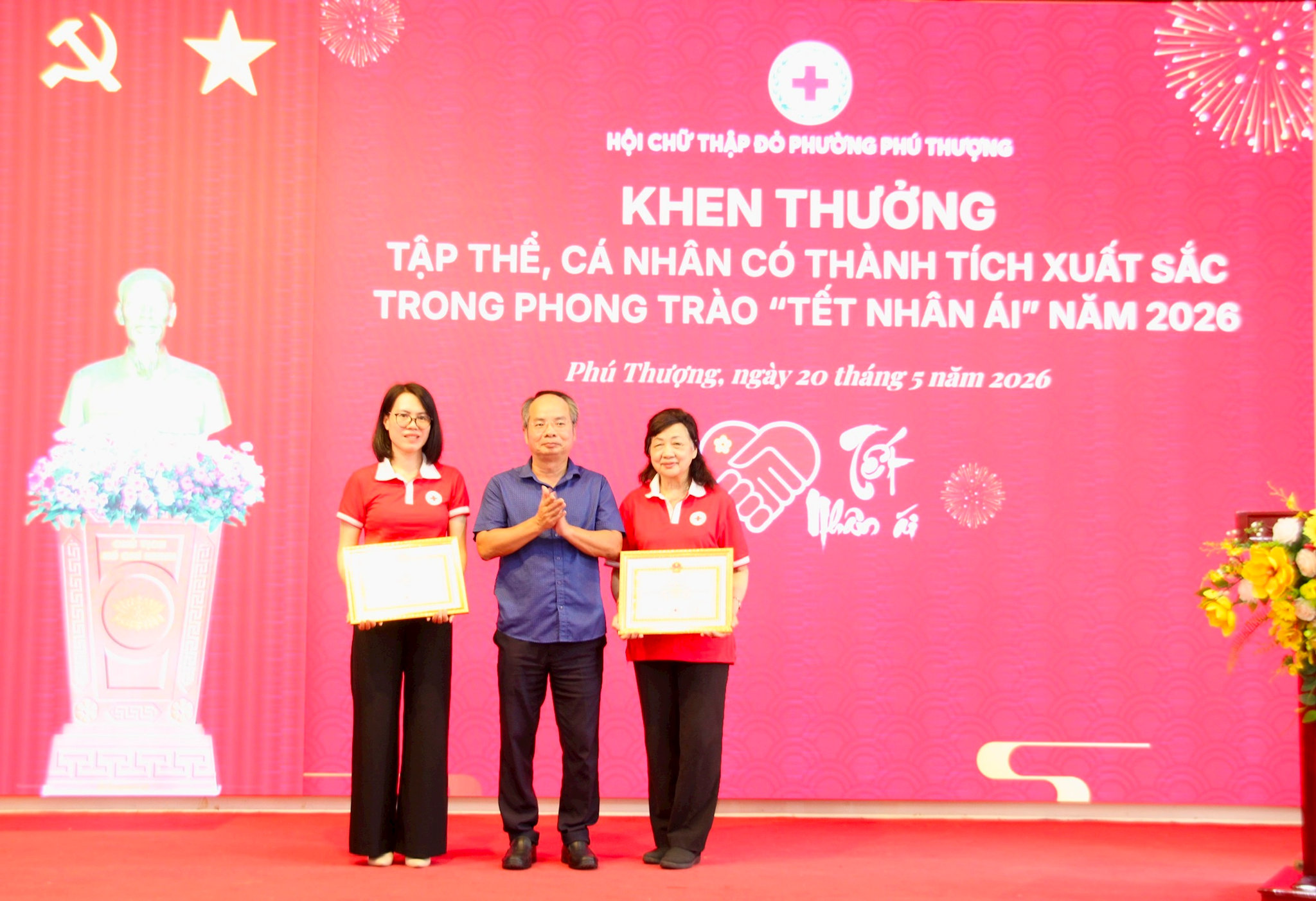ChủHội Chữ thập đỏ thành phố Hà Nội đã trao tặng giấy khen cho 02 tập thể và 05 cá nhân