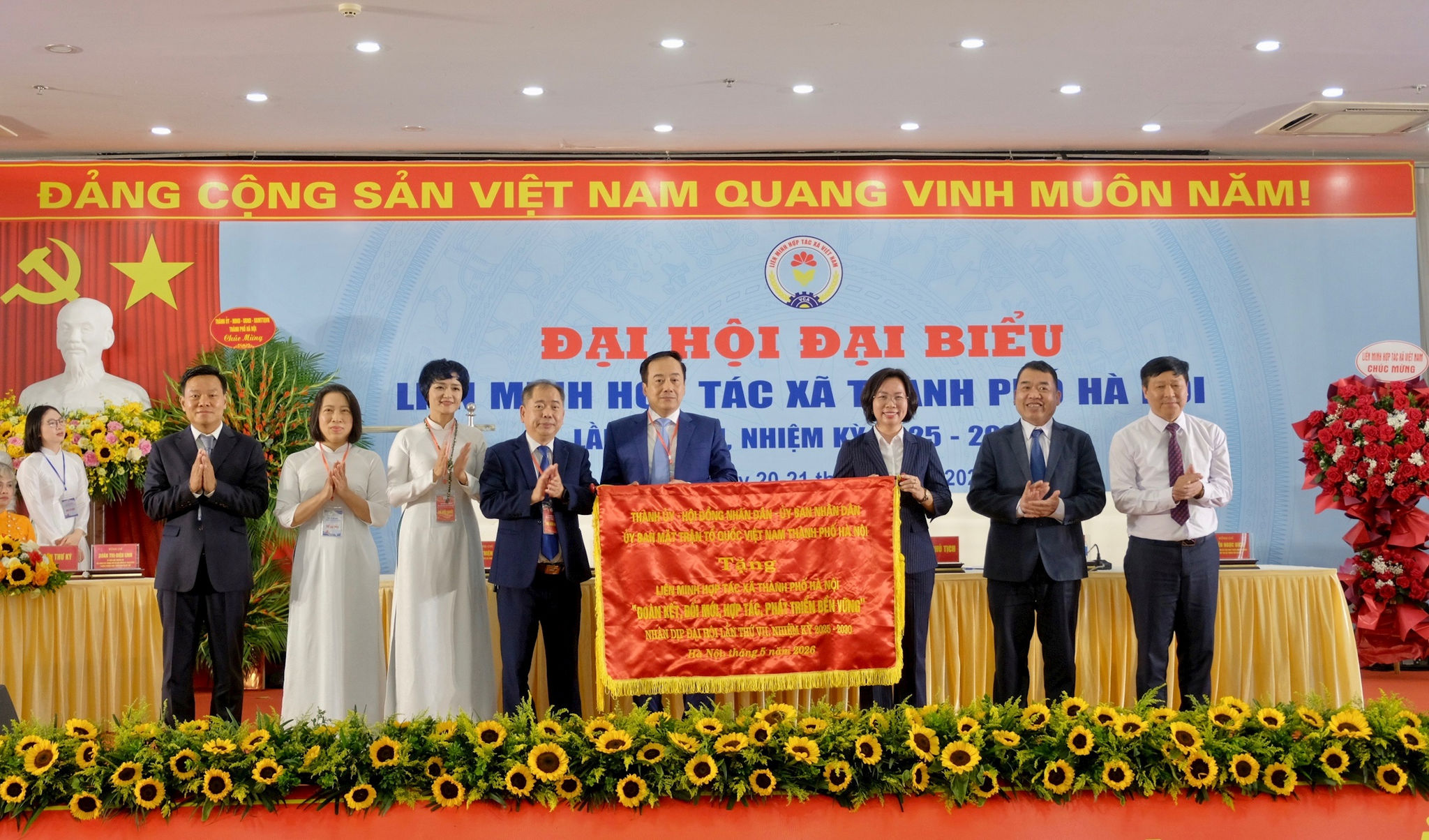 Thành ủy, HĐND, UBND, Uỷ ban MTTQ Việt Nam thành phố Hà Nội tặng bức trướng chúc mừng Đại hội. Ảnh: Trọng Tùng