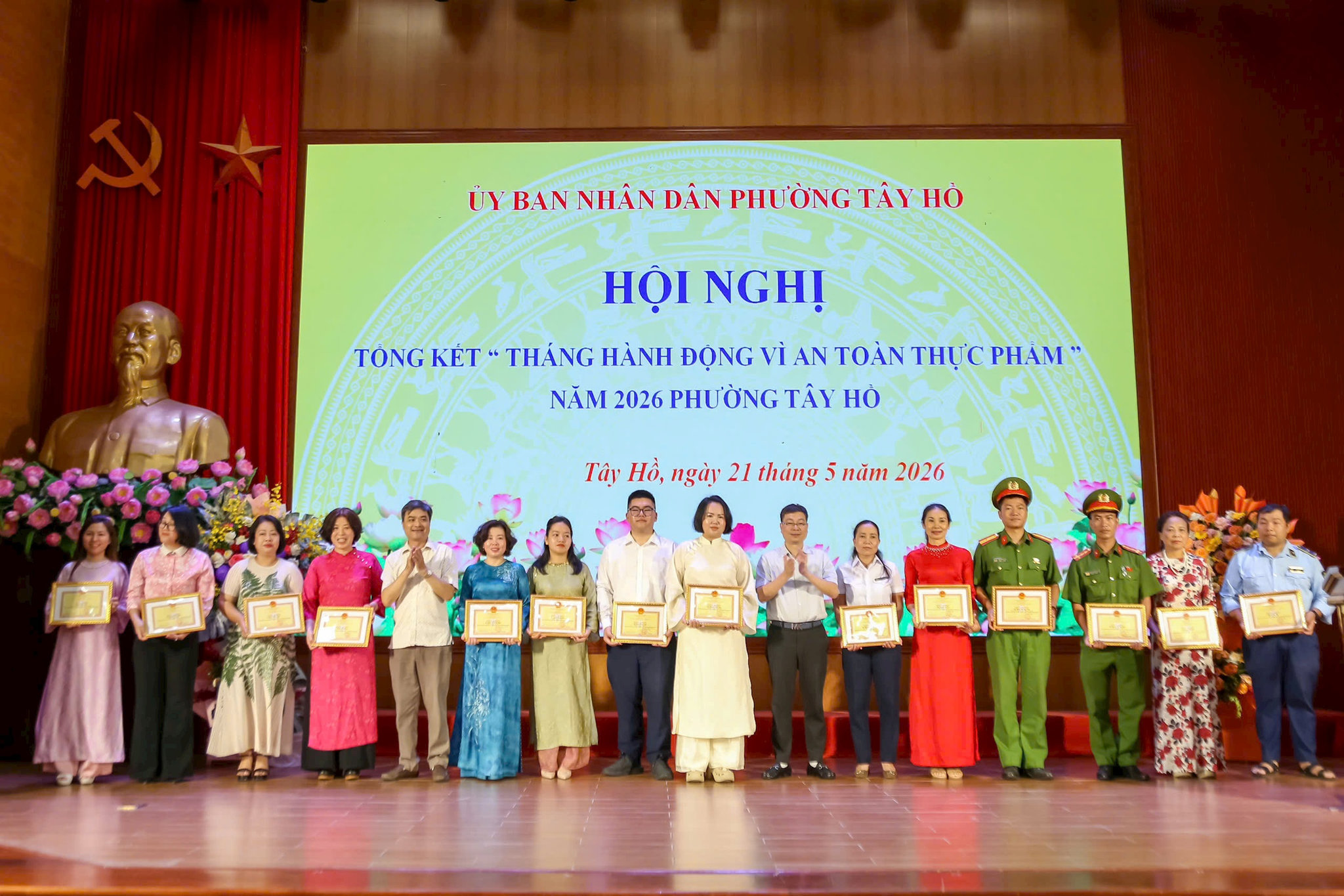 Phường Tây Hồ khen thưởng tập thể, cá nhân có thành tích trong Tháng hành động vì ATTP năm 2026. Ảnh: PV