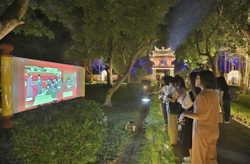 du-khach-trai-nghiem-tour-dem-tinh-hoa-dao-hoc-tai-khu-di-tich-van-mieu-quoc-tu-giam.-anh-khanh-huy.jpg