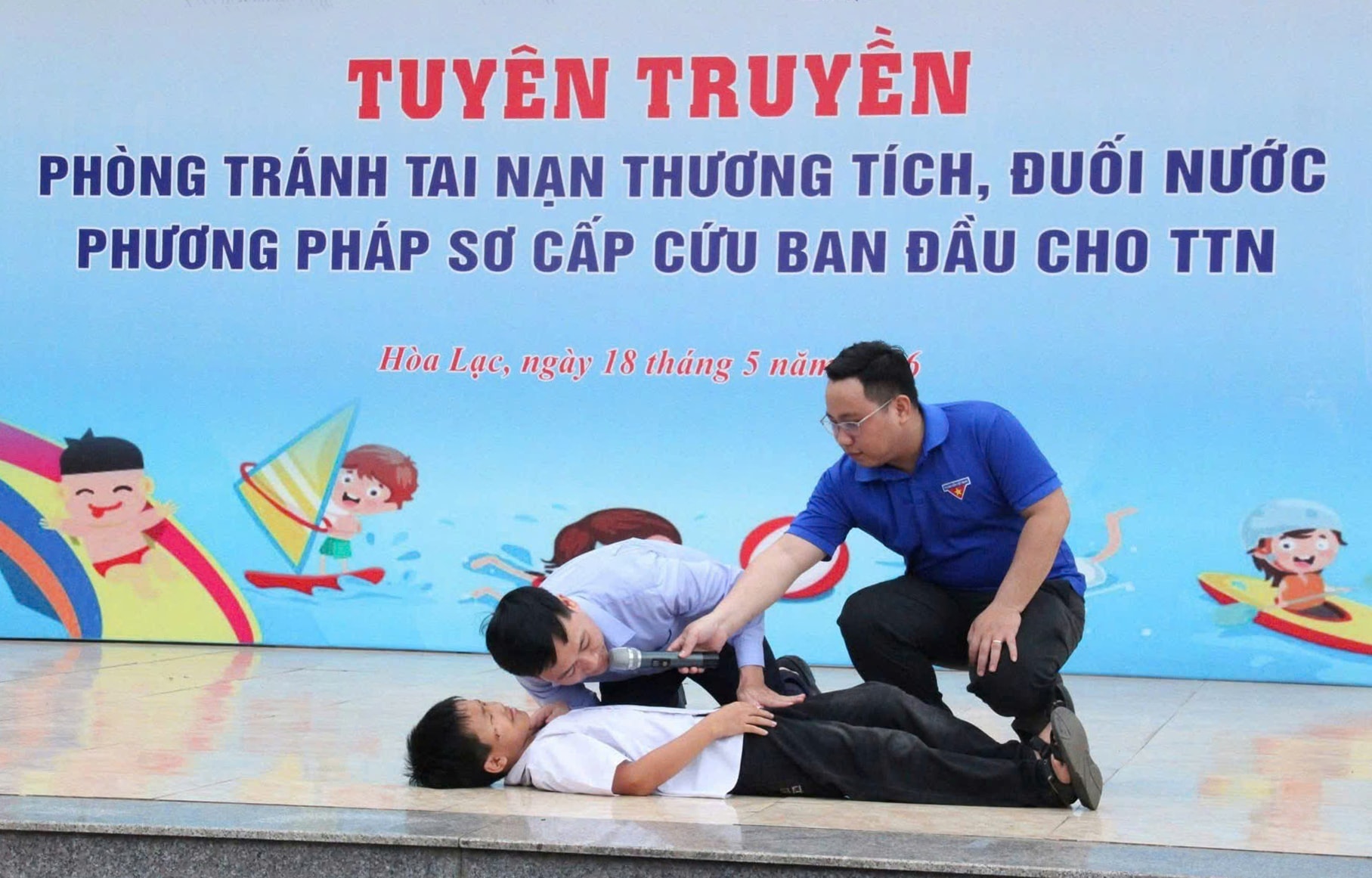 huong-dan-hoc-sinh-truong-trung-hoc-co-so-thach-hoa-xa-hoa-lac-phuong-phap-so-cap-cuu-khi-bi-duoi-nuoc.-anh-van-hang.jpg