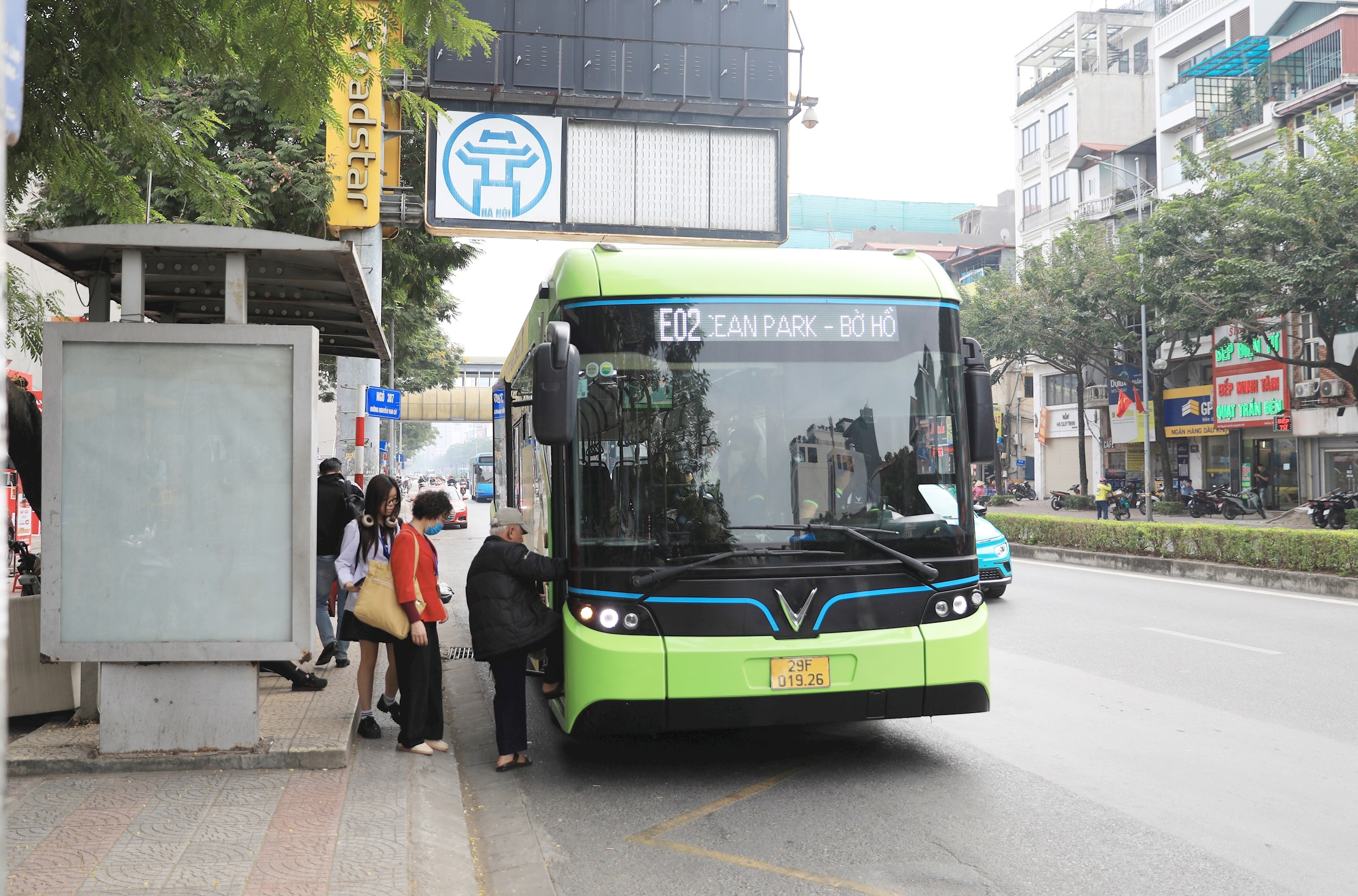 xe-buyt-don-khach-tai-diem-dung-do-tren-duong-nguyen-van-cu-phuong-bo-de-.-anh-nguyen-quang.jpg