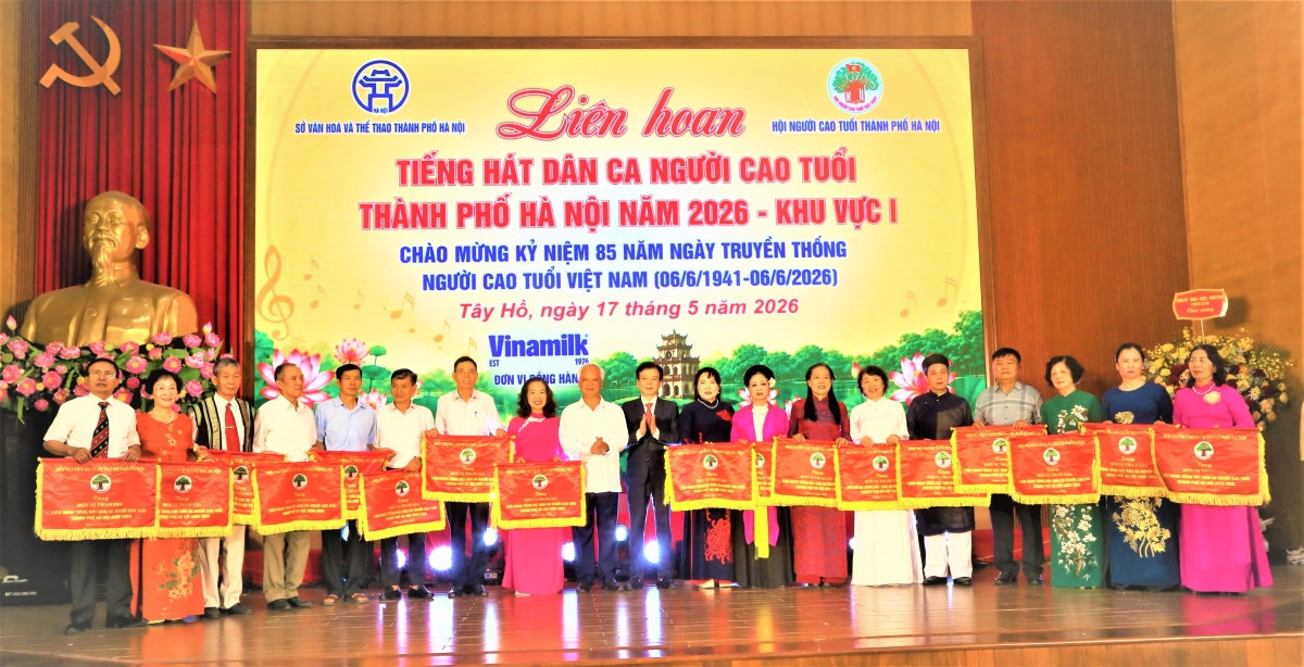 ban-to-chuc-trao-co-luu-niem-cho-cac-don-vi-tham-gia-lien-hoan20260518102159.jpg