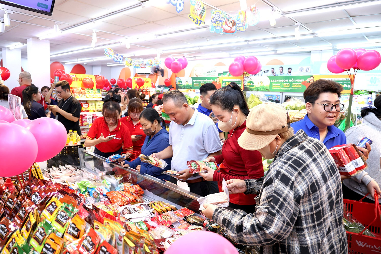 tap-nap-khach-mua-sam-tai-cua-hang-winmart-.jpeg