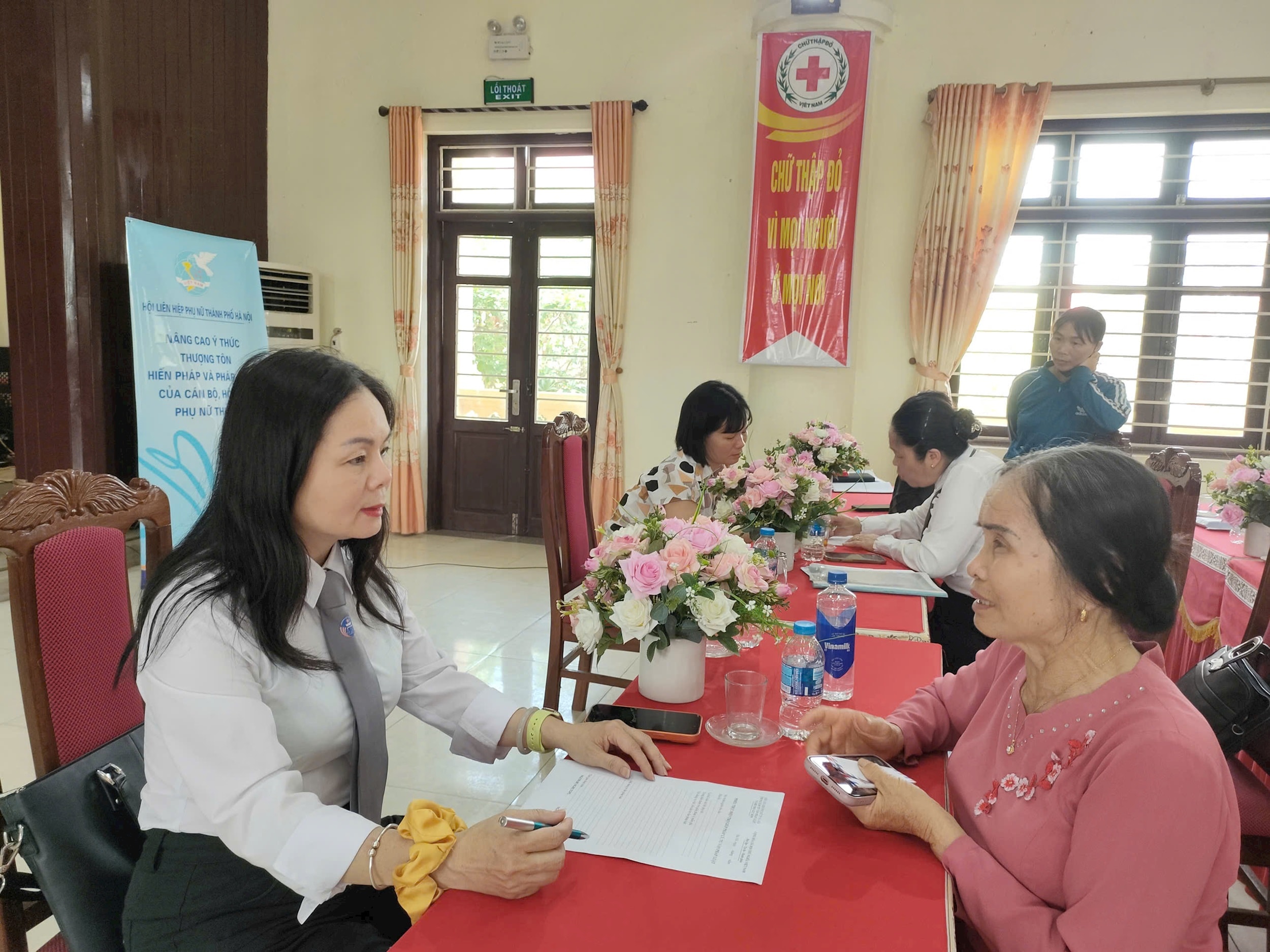 Hội viên phụ nữ xã Bất Bạt đã được tư vấn và trợ giúp pháp lý trực tiếp của các Luật sư. Ảnh: PH