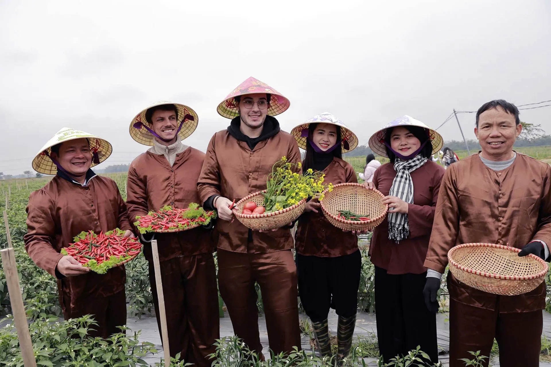 Foreign tourists experience life as farmers in the fields along the Ca Lo River (Da Phuc commune). Photo: Hoai Nam