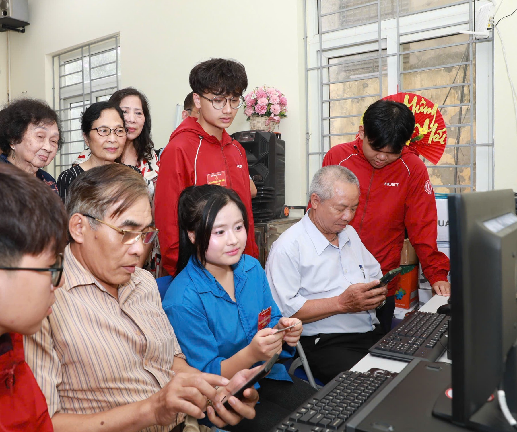 Đoàn viên, thanh niên hướng dẫn đảng viên, cán bộ TDP ứng dụng công nghệ số