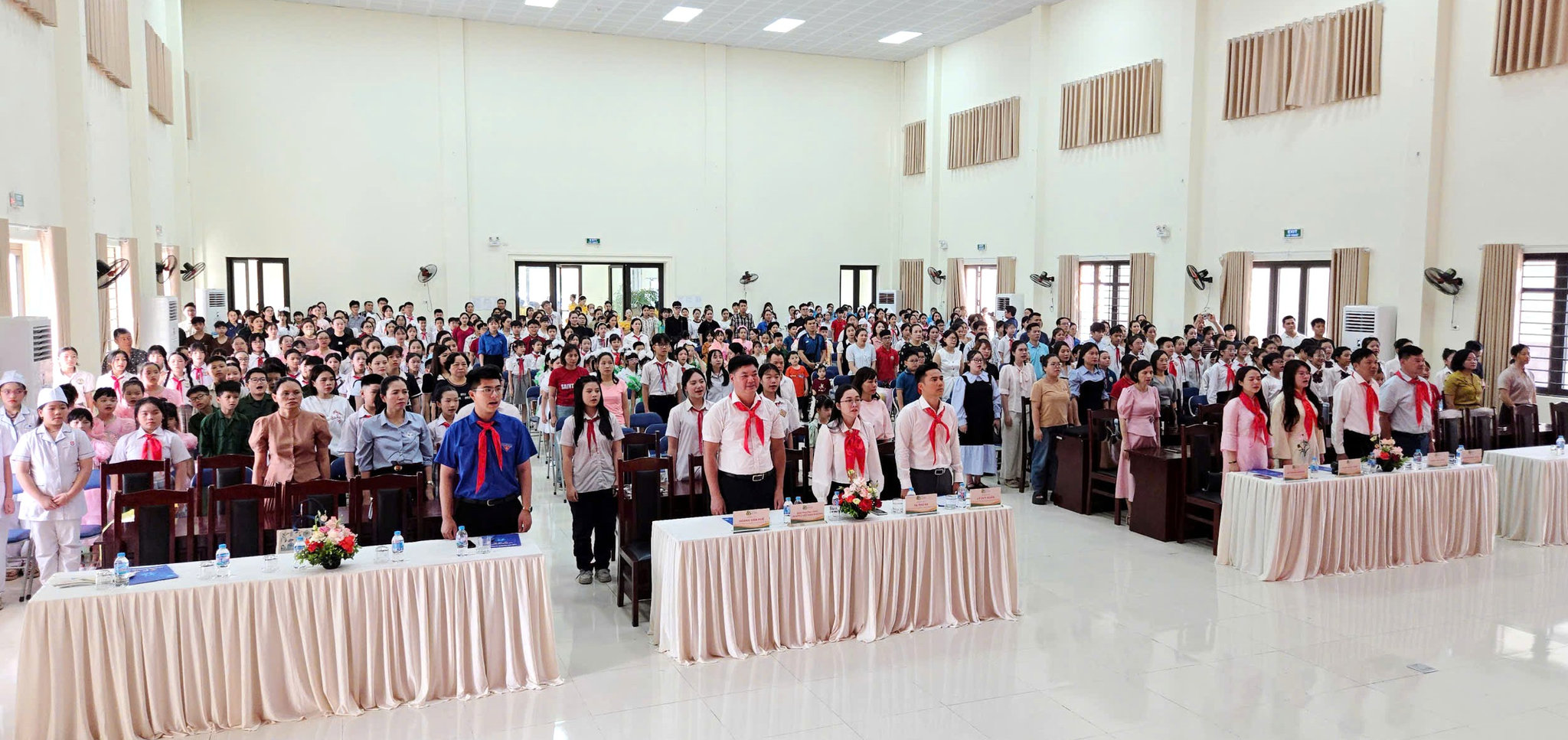 anh-10-cac-dia-bieu-lam-le-chao-co-chuan.jpg