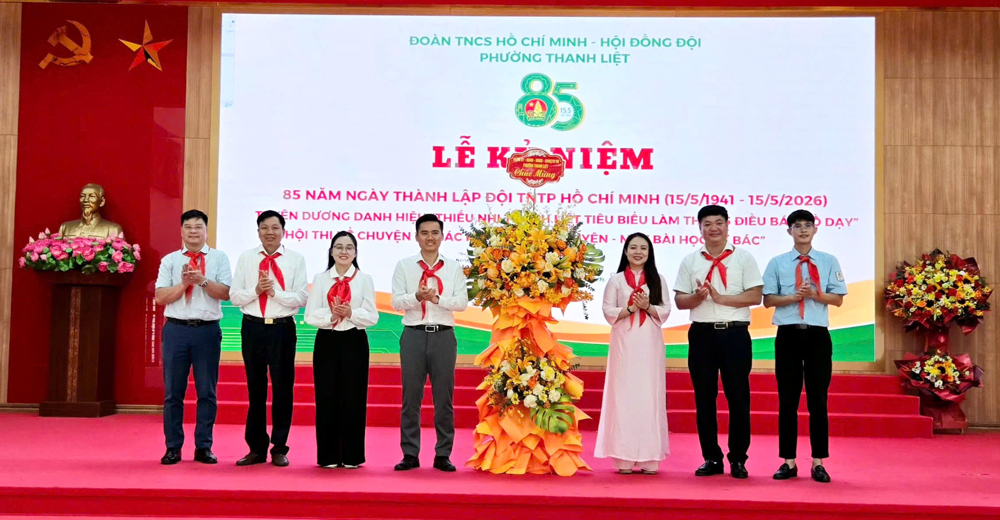 Các lãnh đạo phường tặng hoanh Liệt kỷ niệm 85 năm Ngày thành lập Đội TNTP Hồ Chí Minh