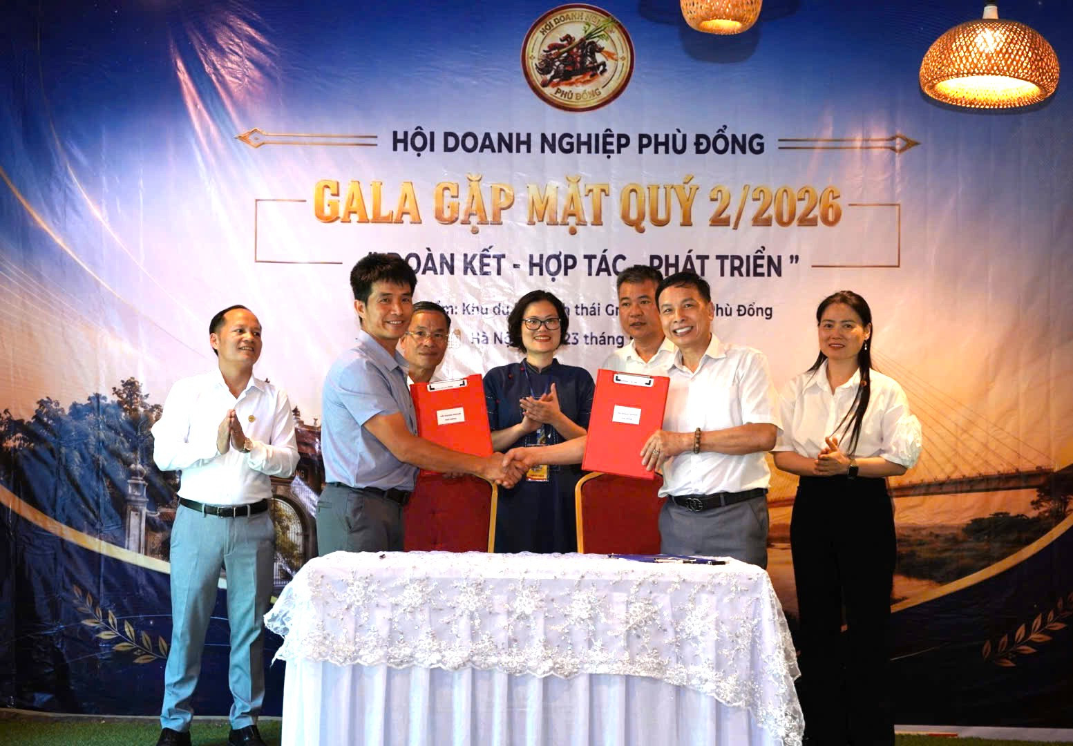 Các doanh nghiệp trên địa bàn xã Phù Đổng ký kết thỏa thuận hợp tác. Ảnh: PV
