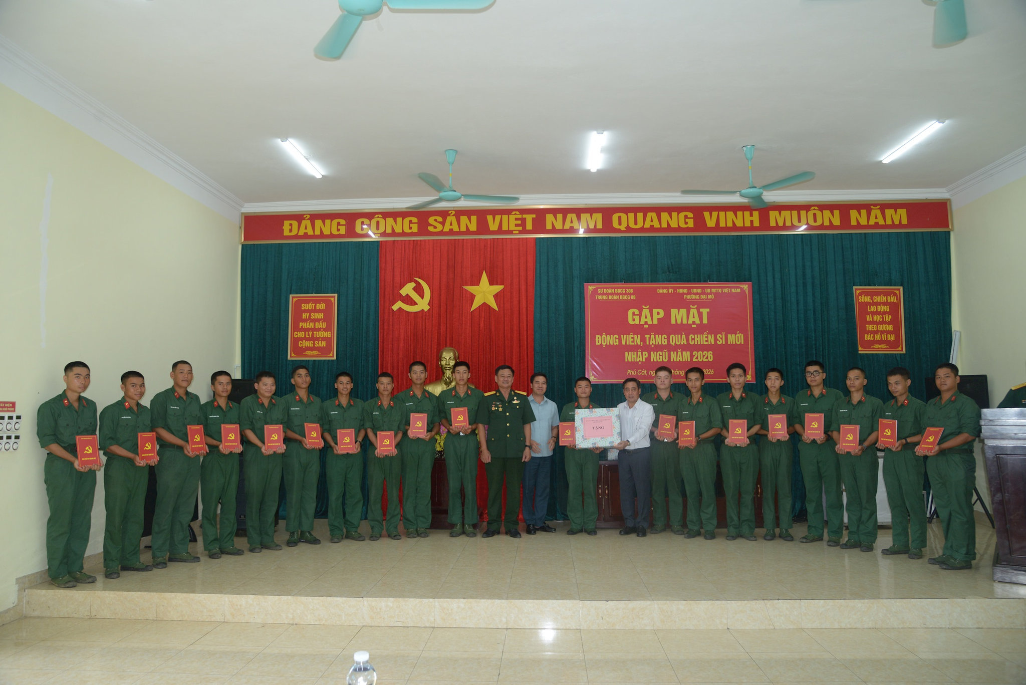 Tặng quà cho 20 tân binh nhập ngũ năm 2026 của phường.