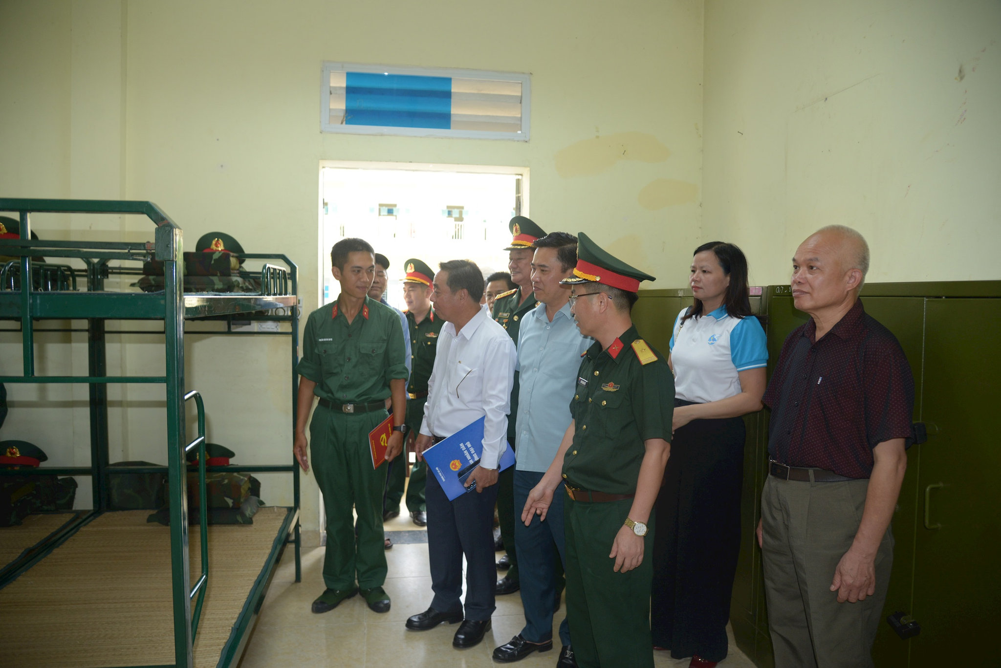 Lãnh đạo địa phương kiểm tra điều kiện sinh hoạt và nơi nghỉ ngơi của các tân binh tại Trung đoàn.