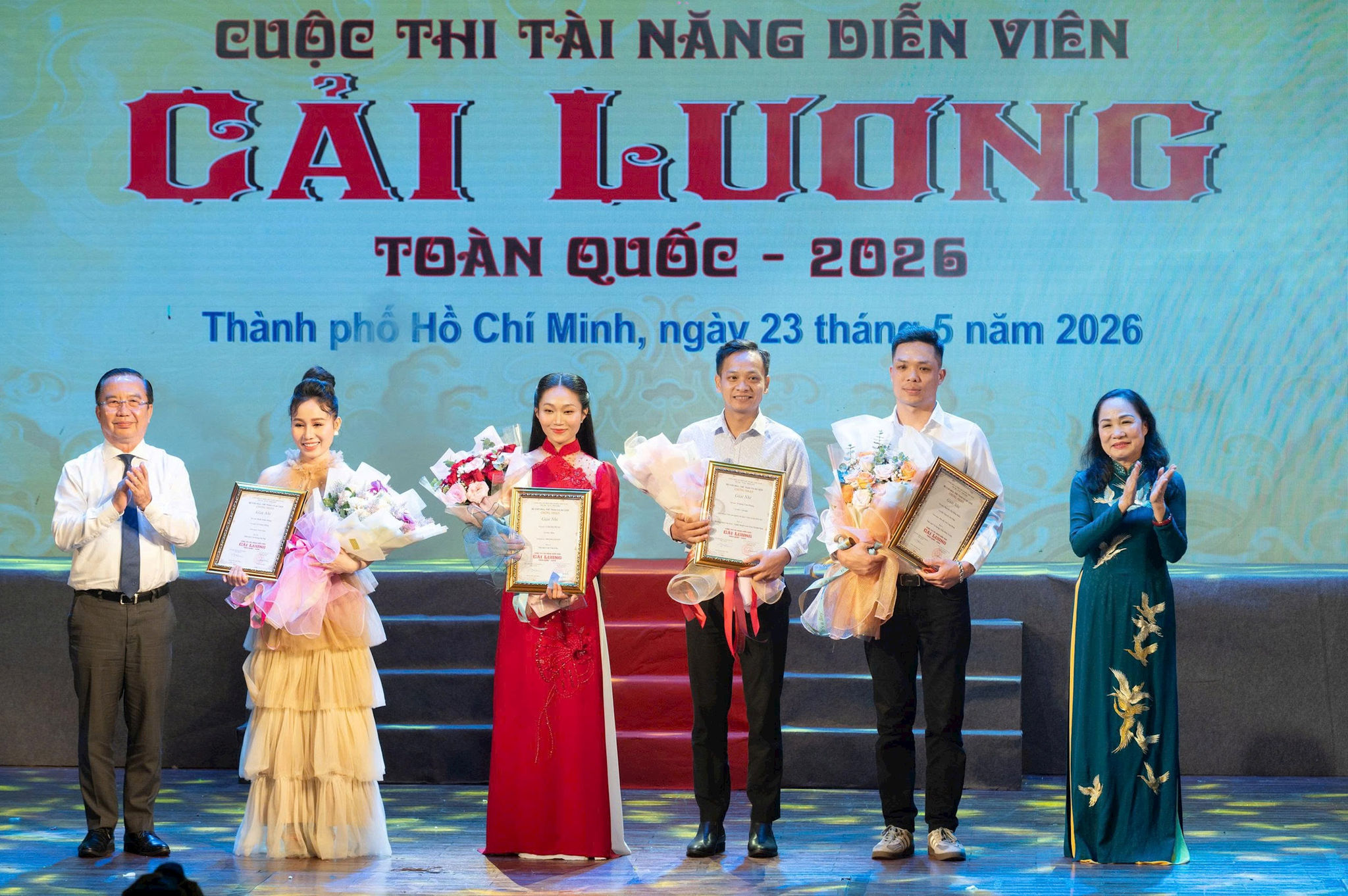 Trao giải Nhì cho các diễn viên. Ảnh: NTBD